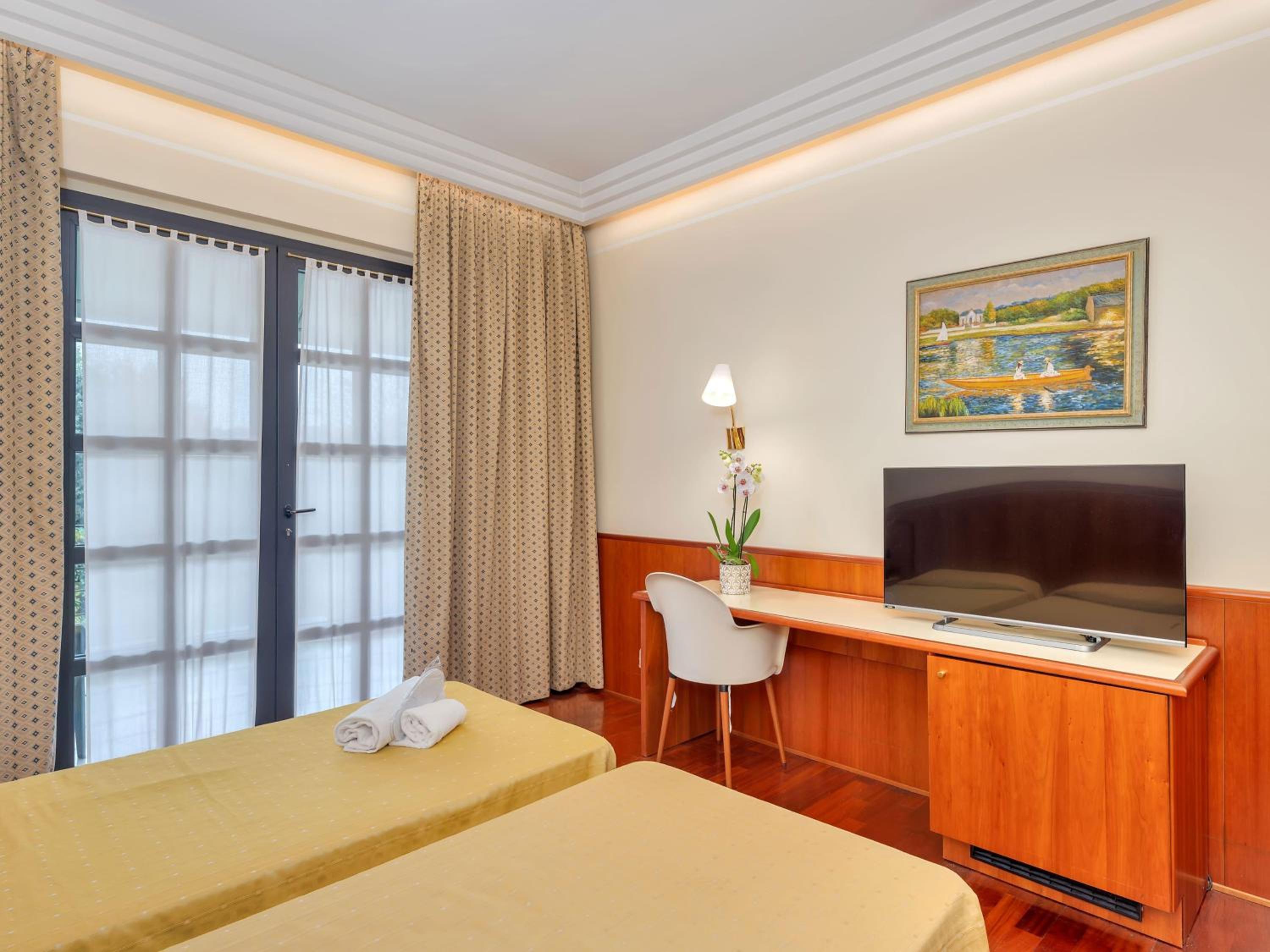 Twin Room - Disability Access - Photo 3