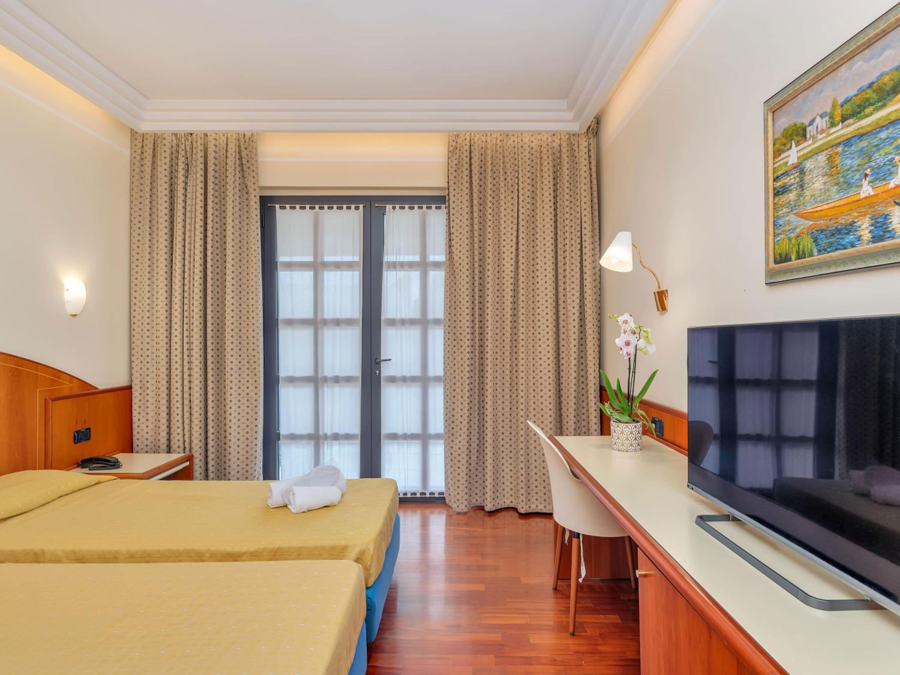 Twin Room - Disability Access - Photo 4