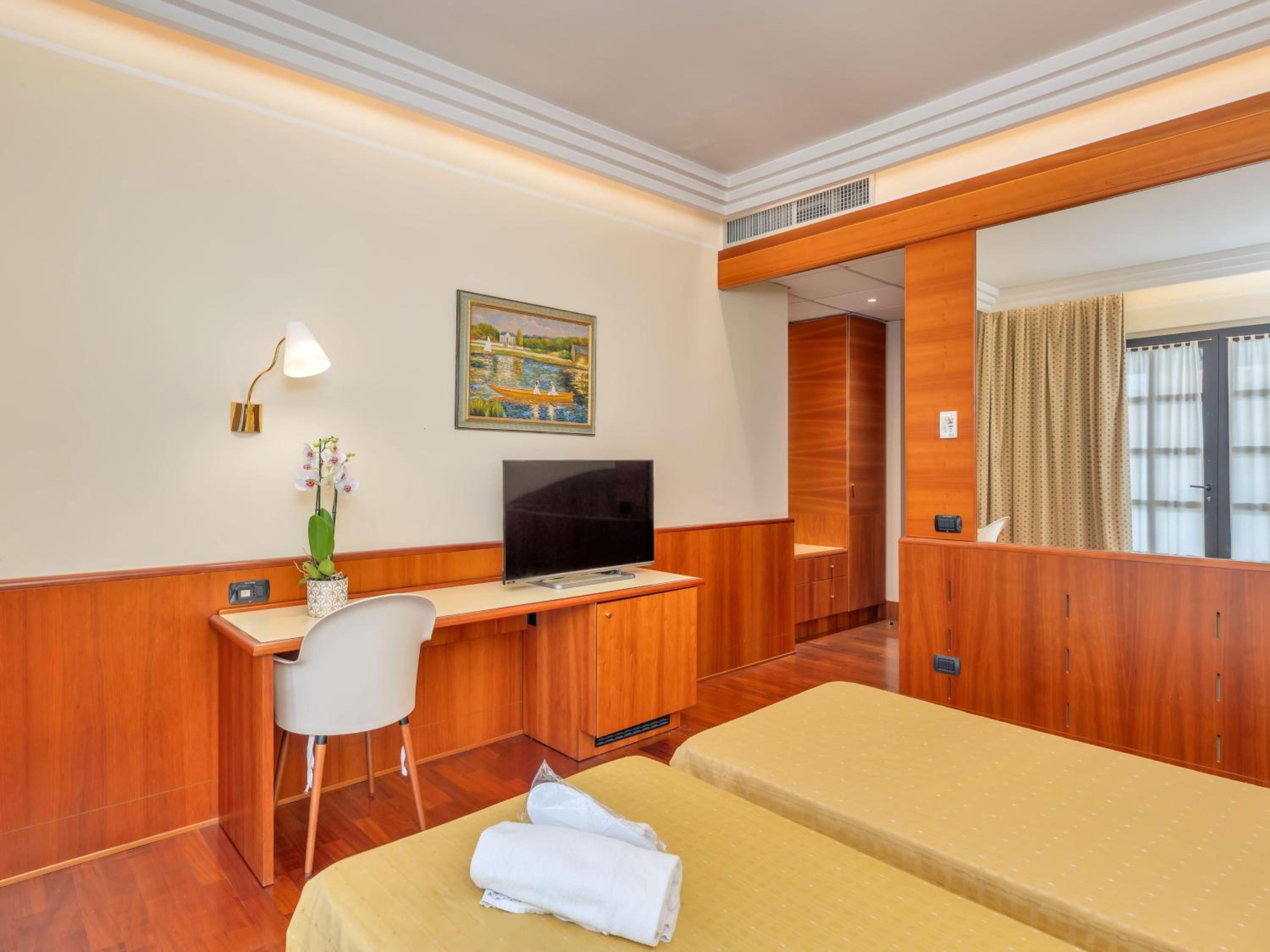 Twin Room - Disability Access - Photo 5