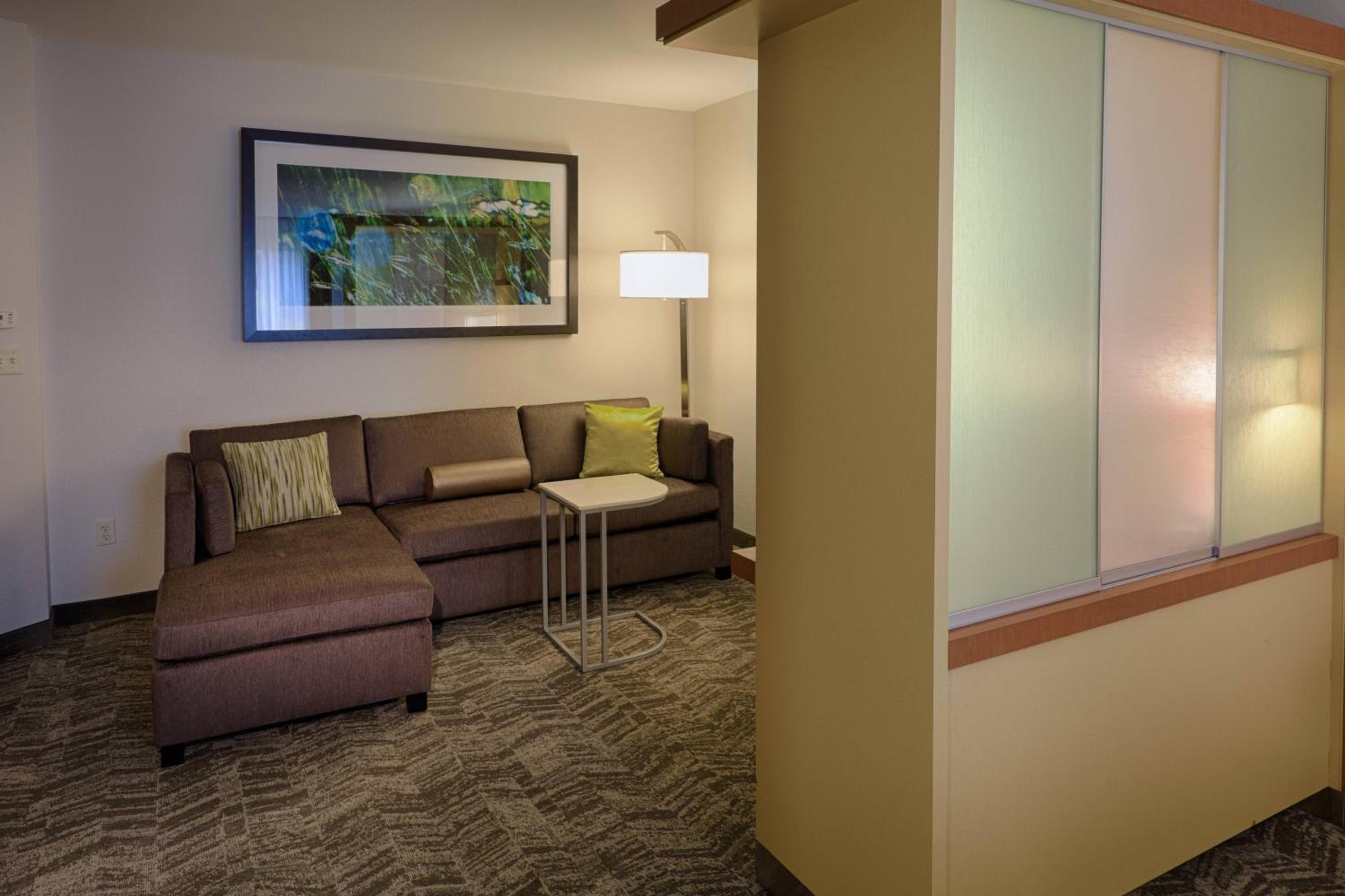 Queen Suite with Two Queen Beds, Bathtub and Trundle Sofa - Mobility Access/Hearing Accessible - Photo 2