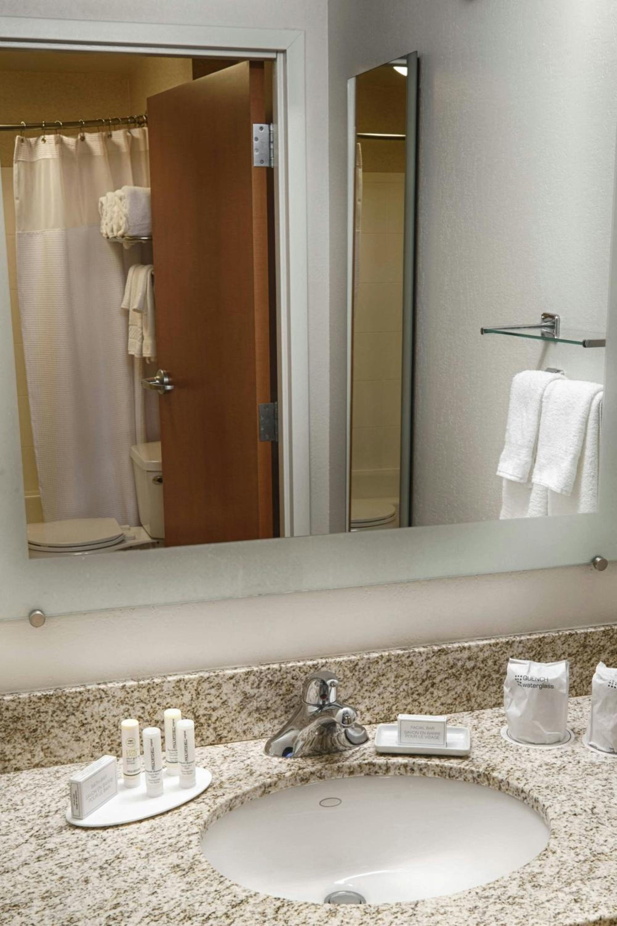 Queen Suite with Two Queen Beds, Bathtub and Trundle Sofa - Mobility Access/Hearing Accessible - Photo 3