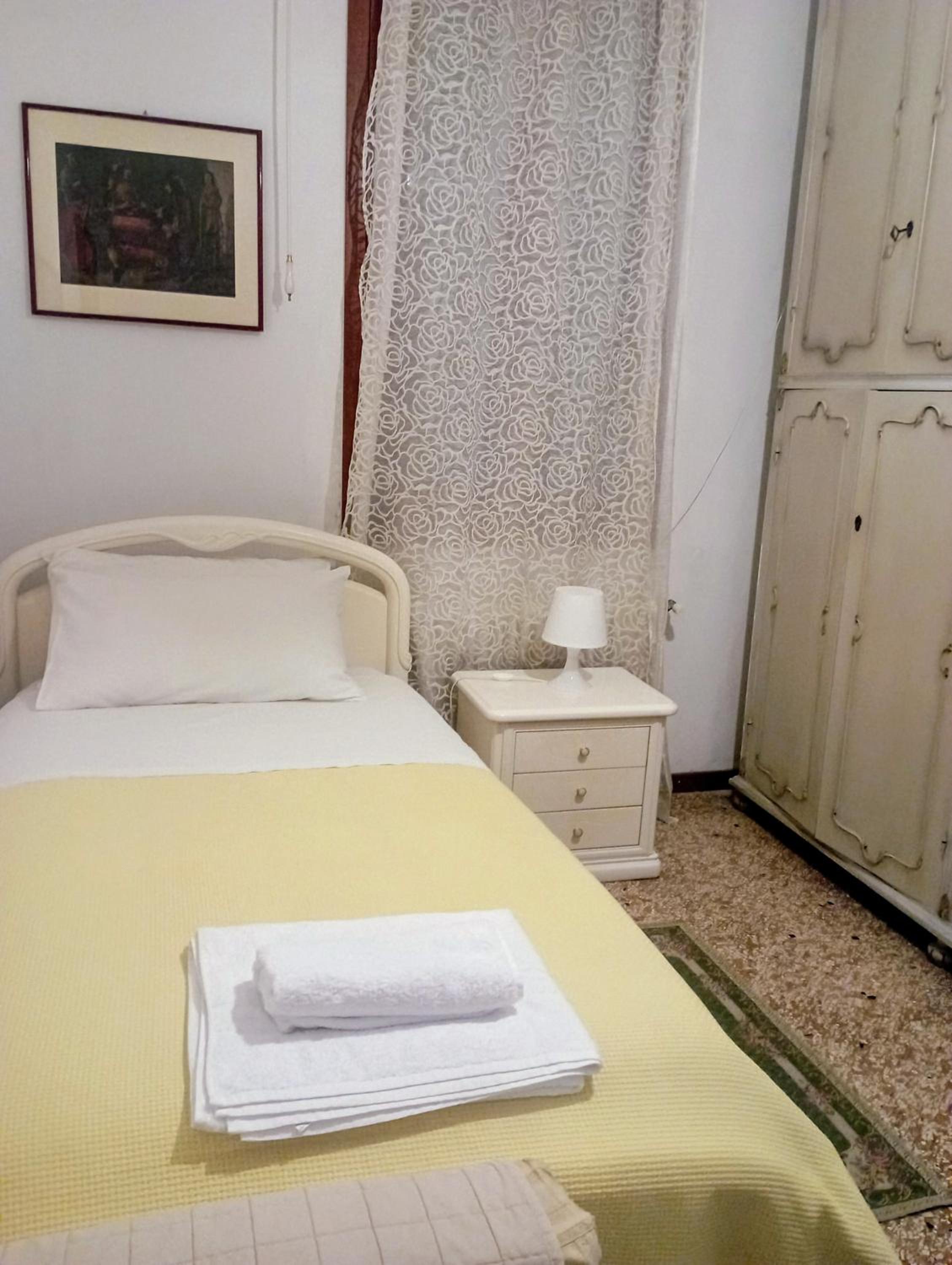 Single Room with Shared Bathroom photo 2
