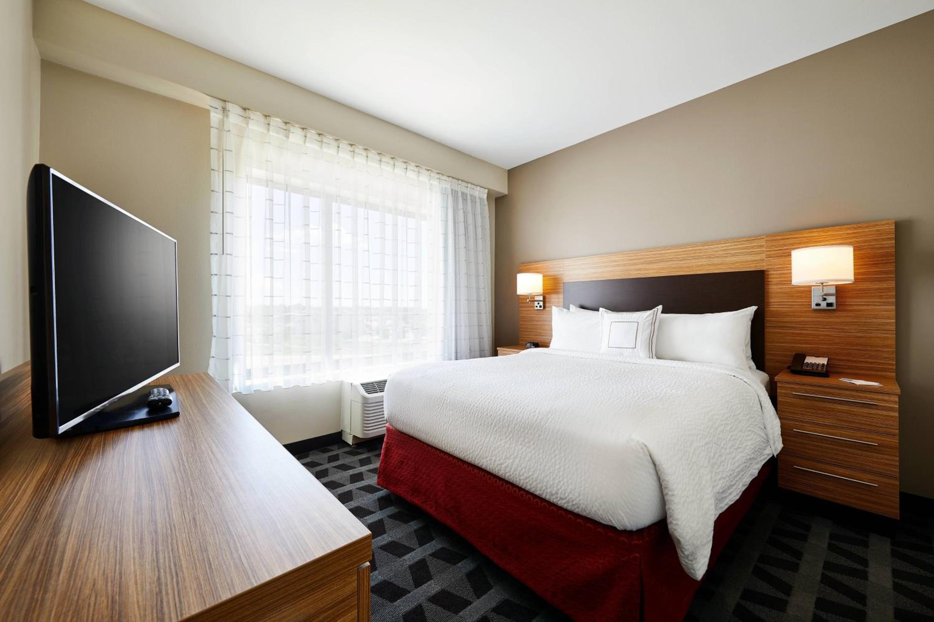One-Bedroom Queen Suite with Sofa Bed and Roll-in Shower - Mobility Accessible