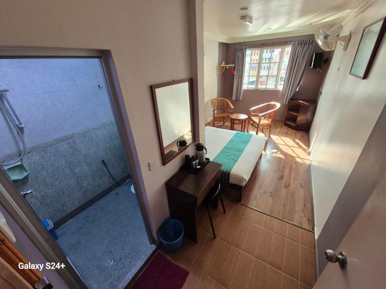 Deluxe Double Room (2 Adults + 1 Child)