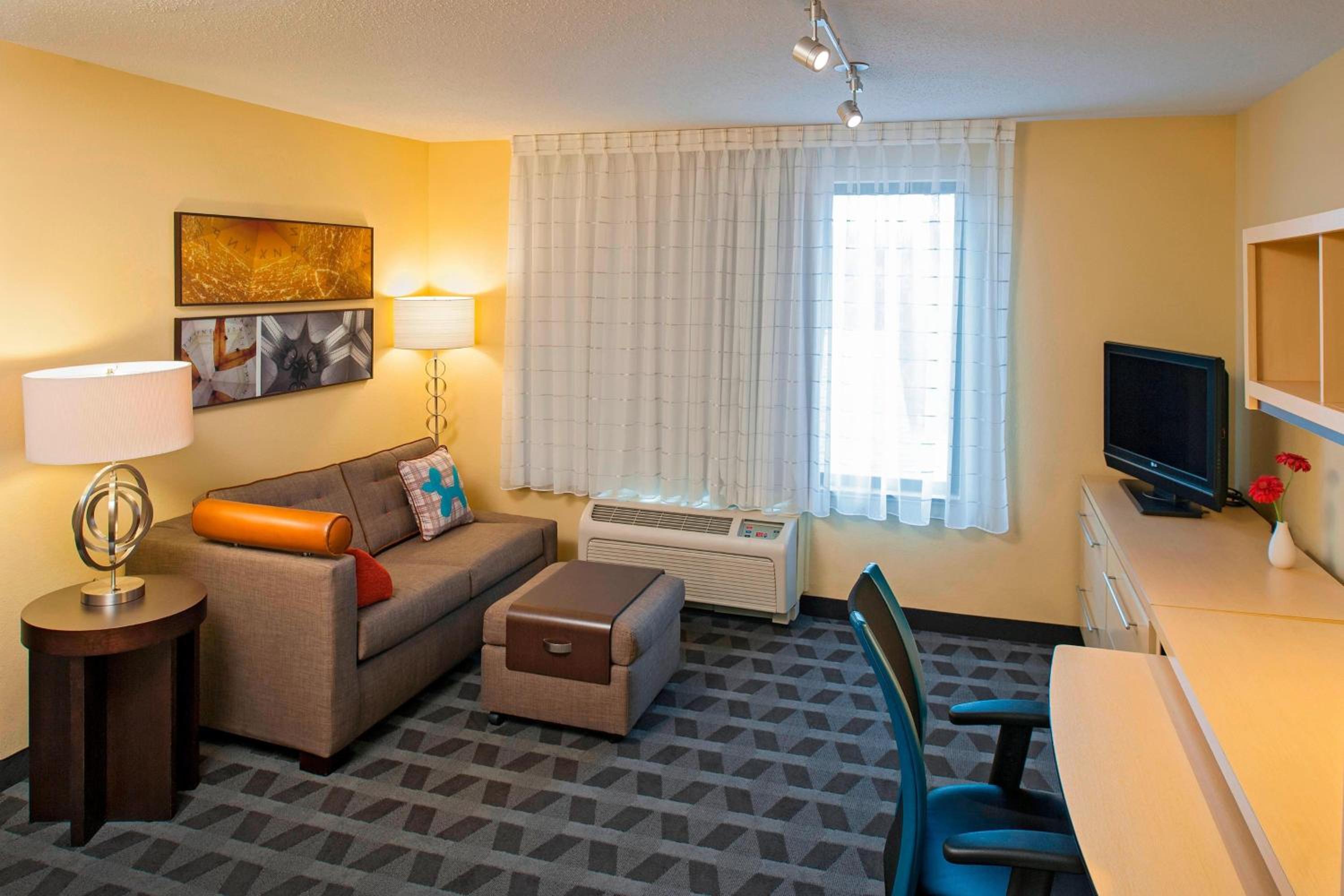 One-Bedroom Queen Suite with Sofa Bed and Adapted Tub - Mobility Accessible photo 1