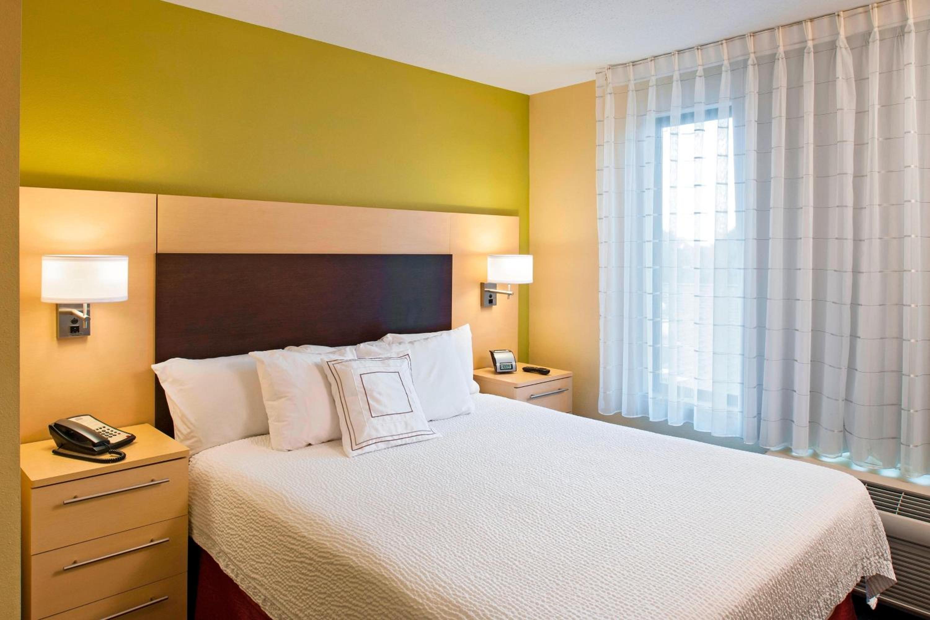 One-Bedroom Queen Suite with Sofa Bed and Adapted Tub - Mobility Accessible photo 2
