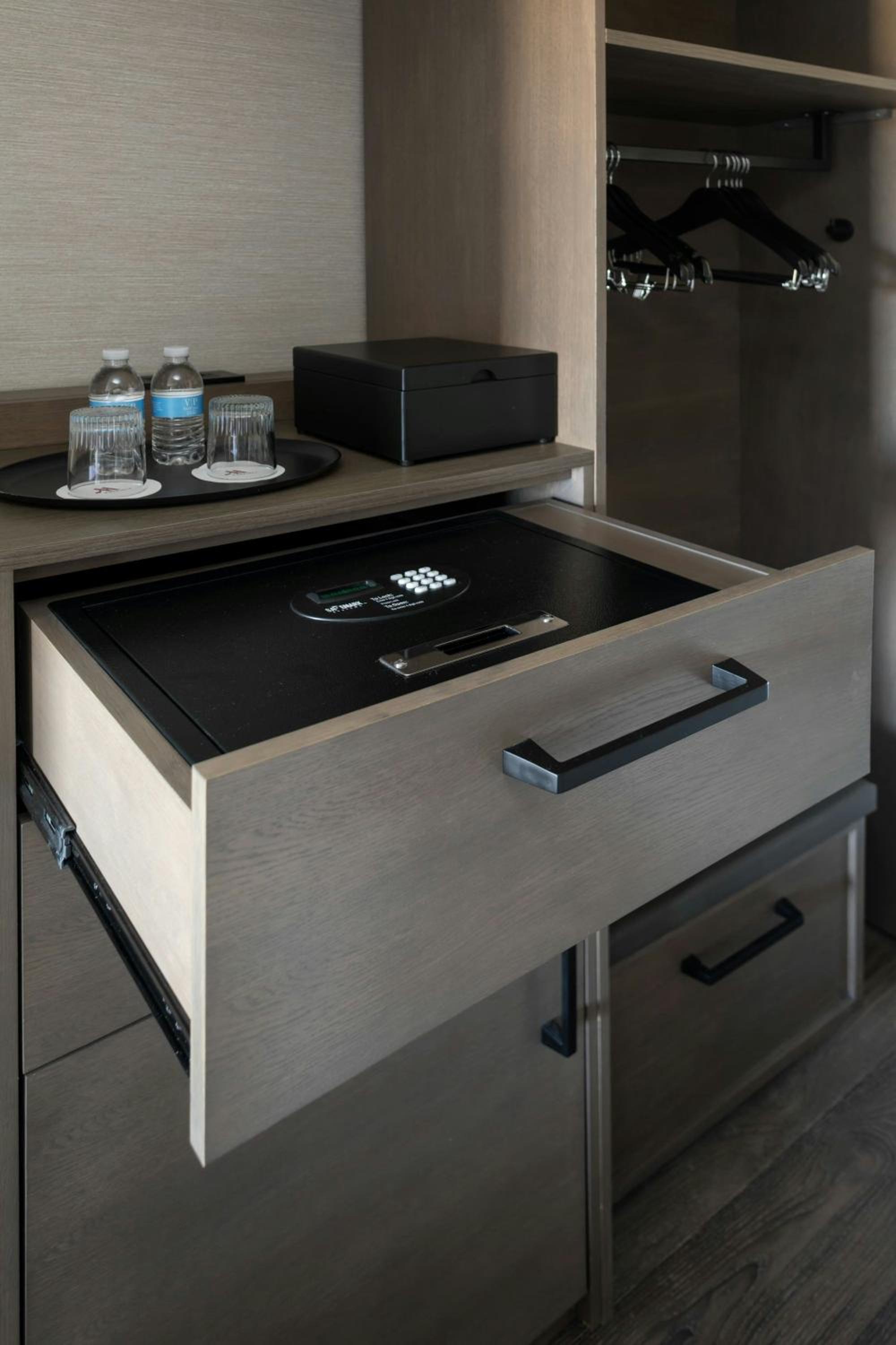King Room - M Club Level/Mobility Accessible with Tub - Photo 6