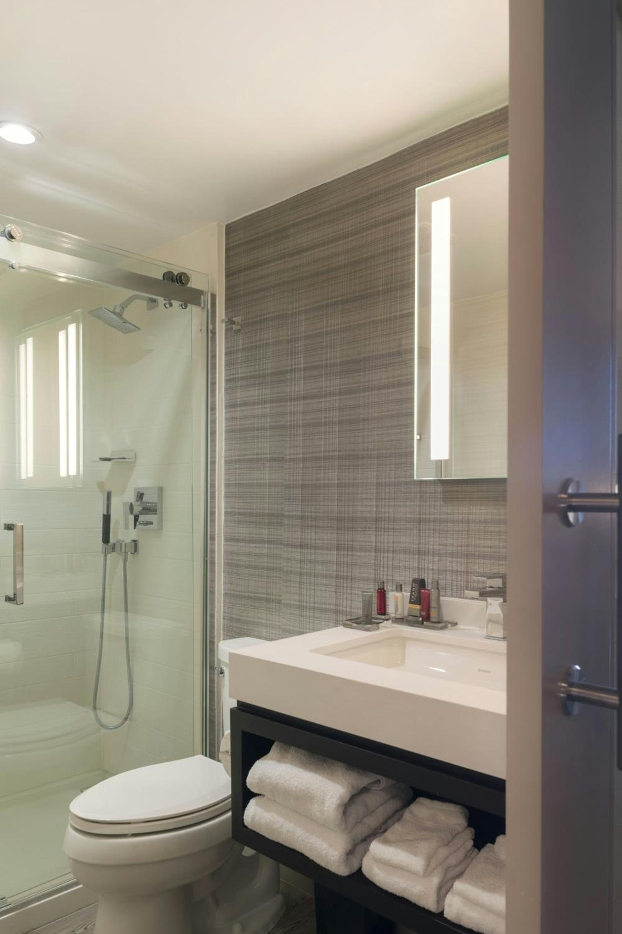 King Room - M Club Level/Mobility Accessible with Tub - Photo 9