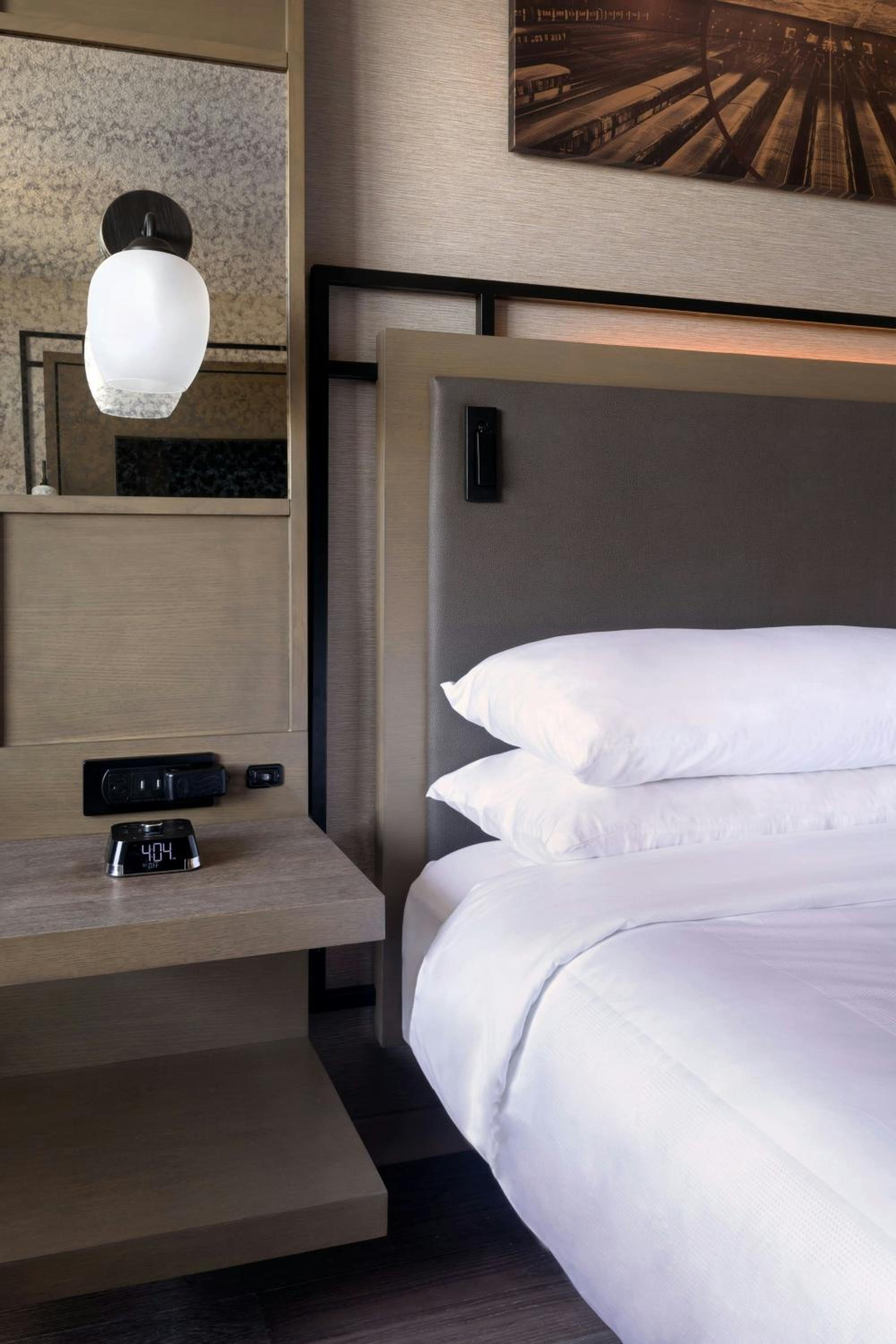 King Room - M Club Level/Mobility Accessible with Tub - Photo 8