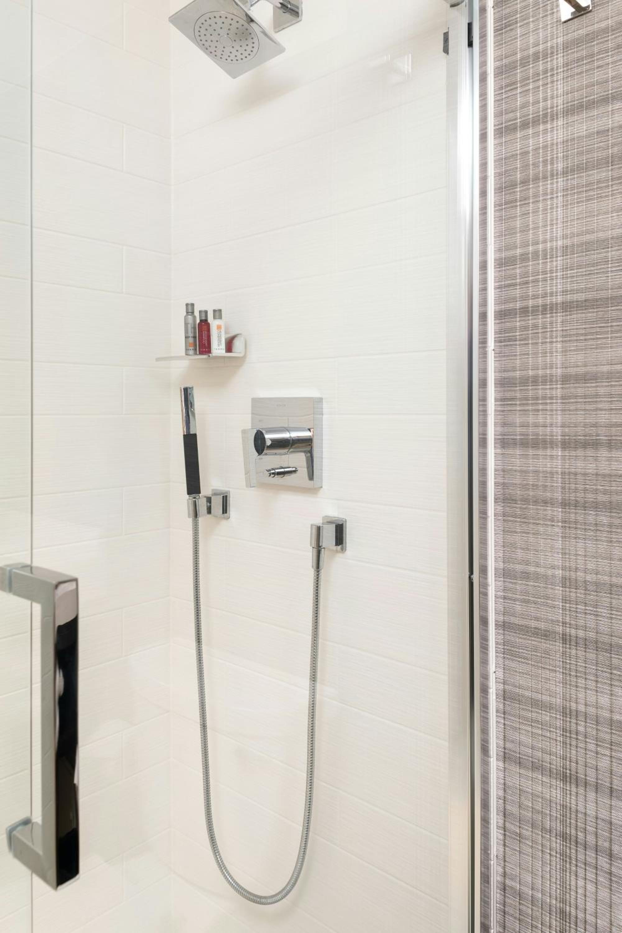 King Room - M Club Level/Mobility Accessible with Tub - Photo 10