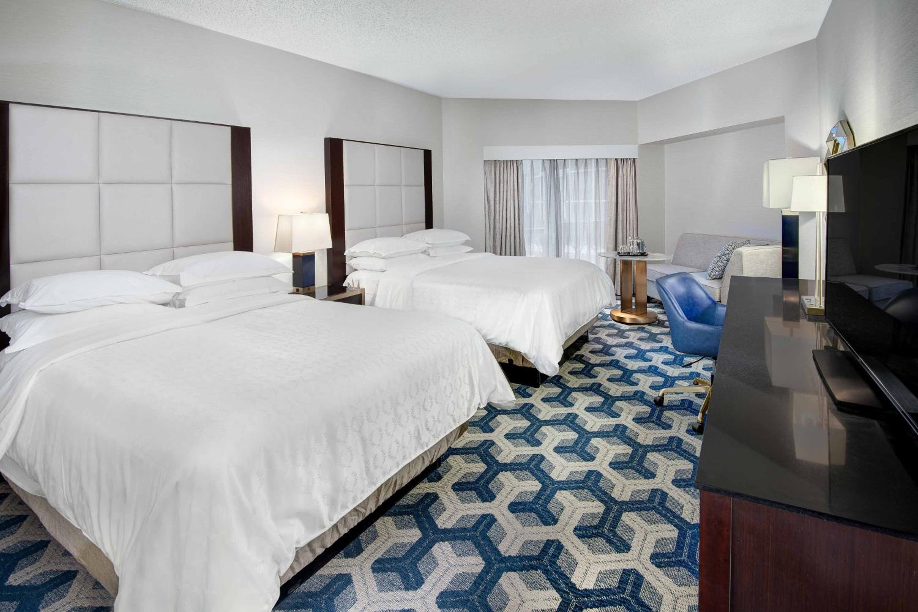Large Queen Room - Hearing Accessible photo 2