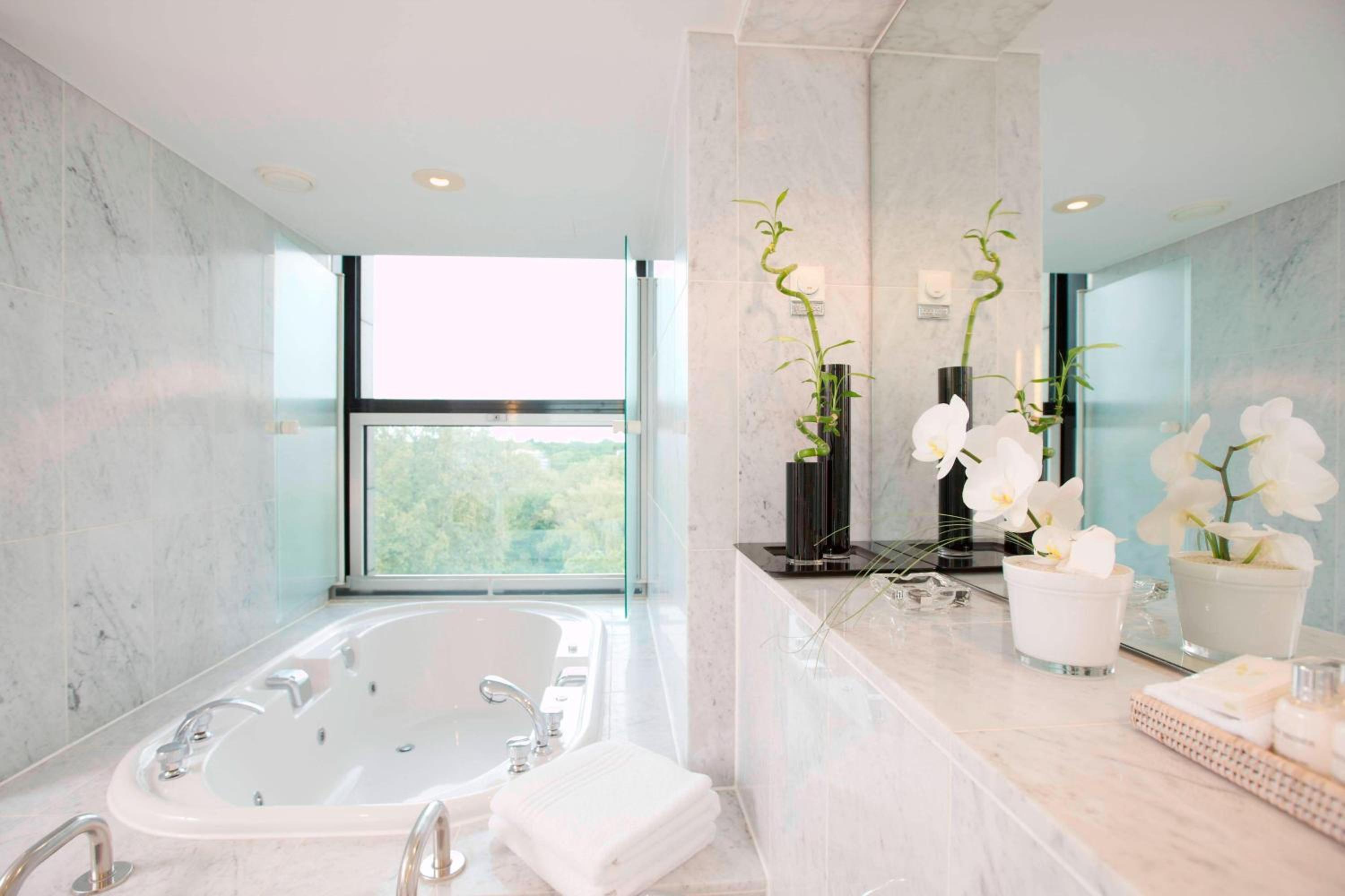 Grand Suite with Balcony thumbnail 5