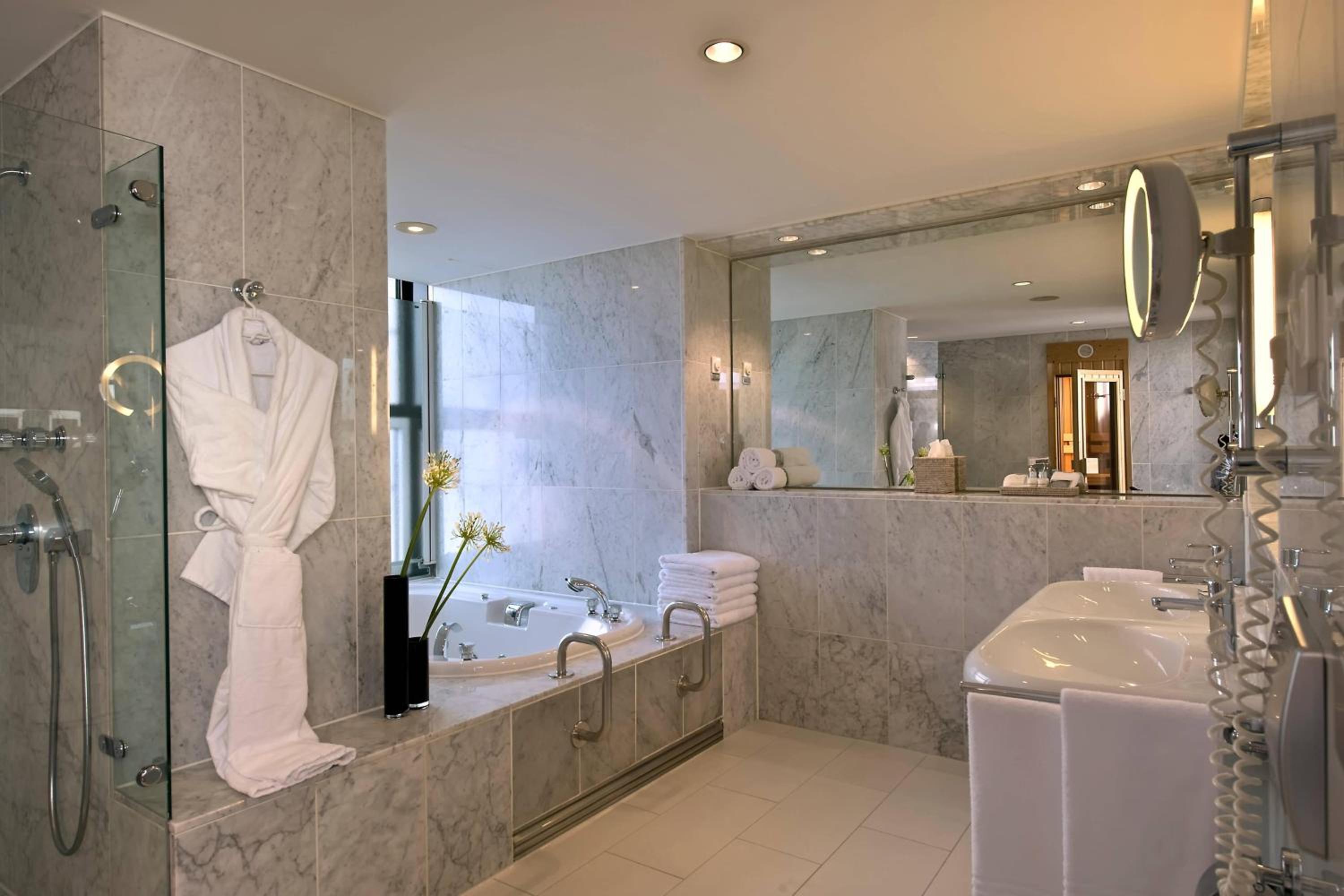 Grand Suite with Balcony thumbnail 6