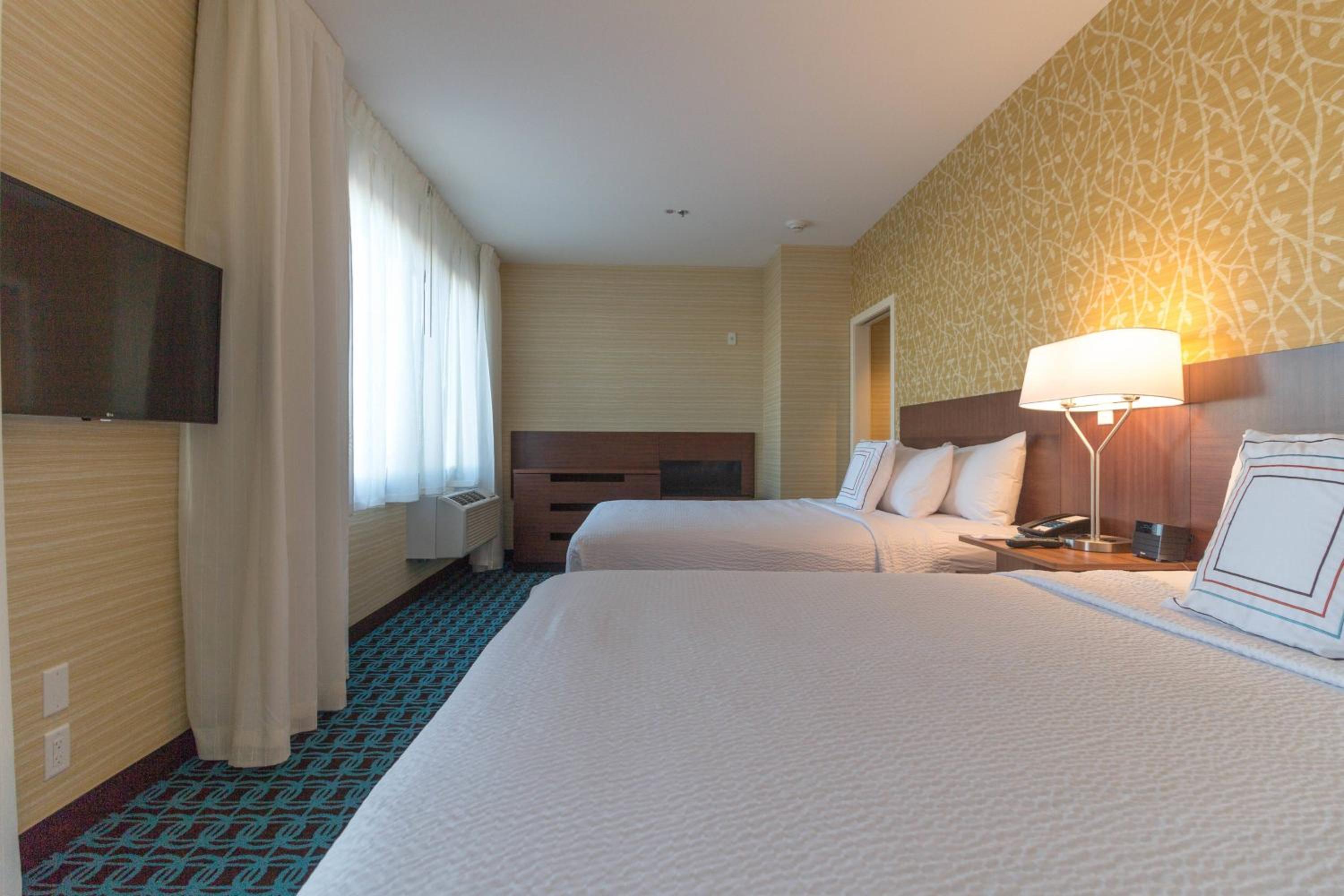 One-Bedroom Queen Suite with Two Queen Beds and Sofa Bed photo 2