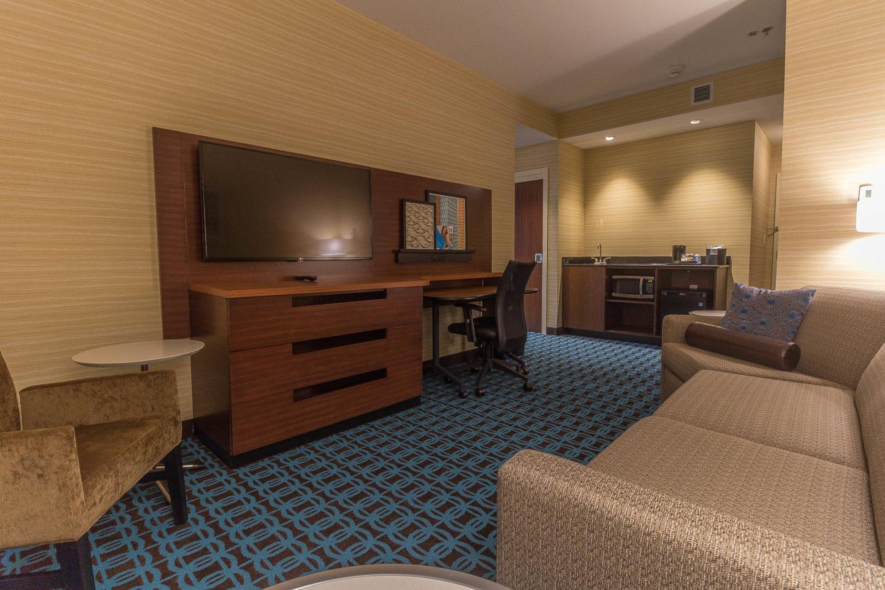 One-Bedroom Queen Suite with Two Queen Beds and Sofa Bed photo 3