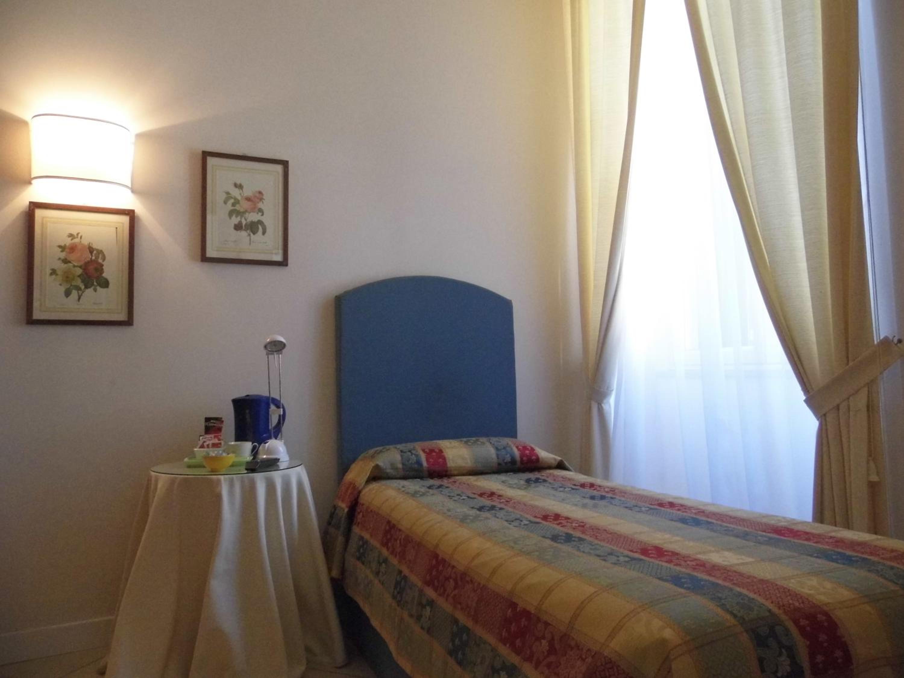 Single Room photo 3