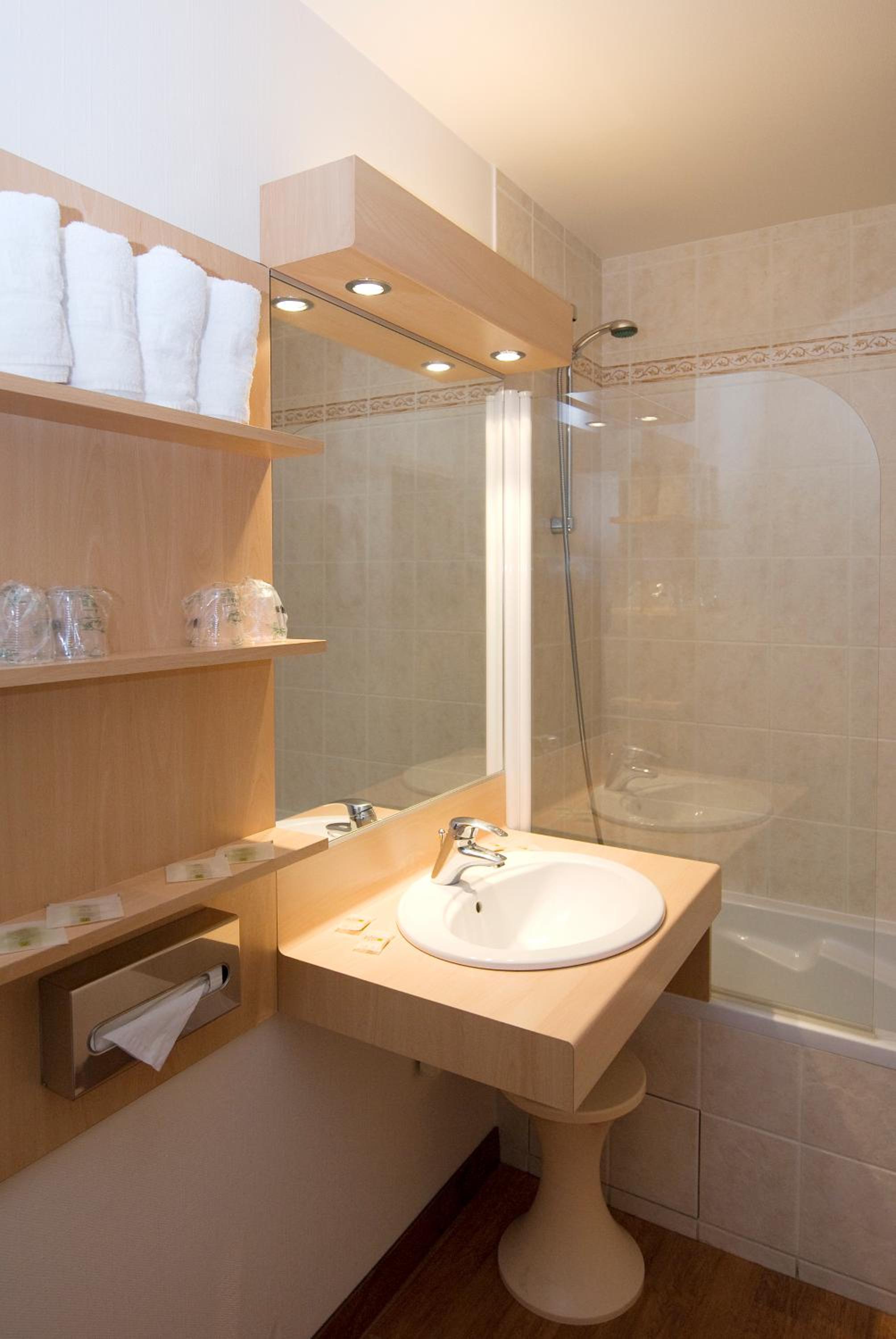 Triple Room (1 Double Bed + 1 Single Bed) - Photo 7