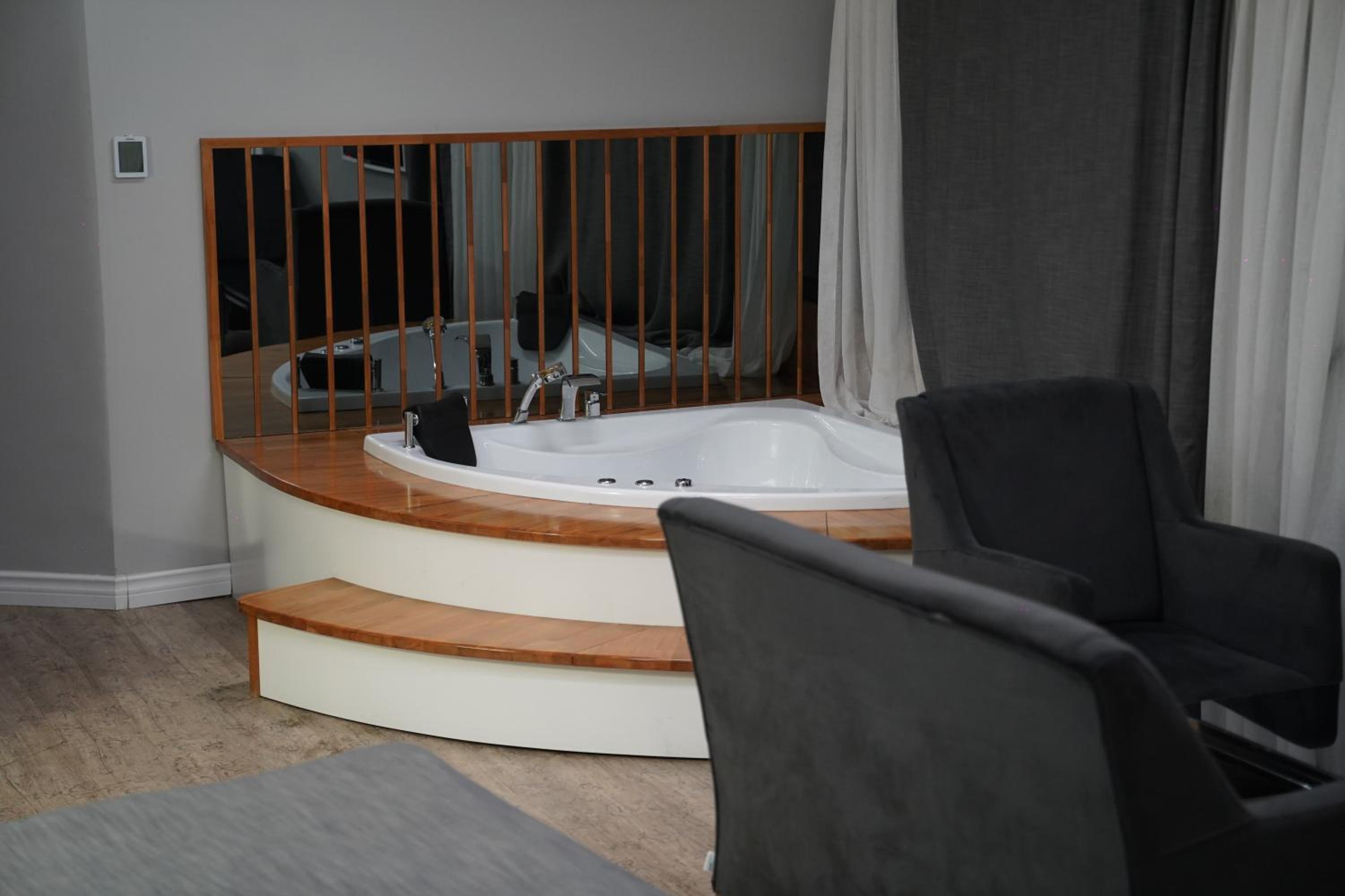 Deluxe Suite with Spa Bath photo 1