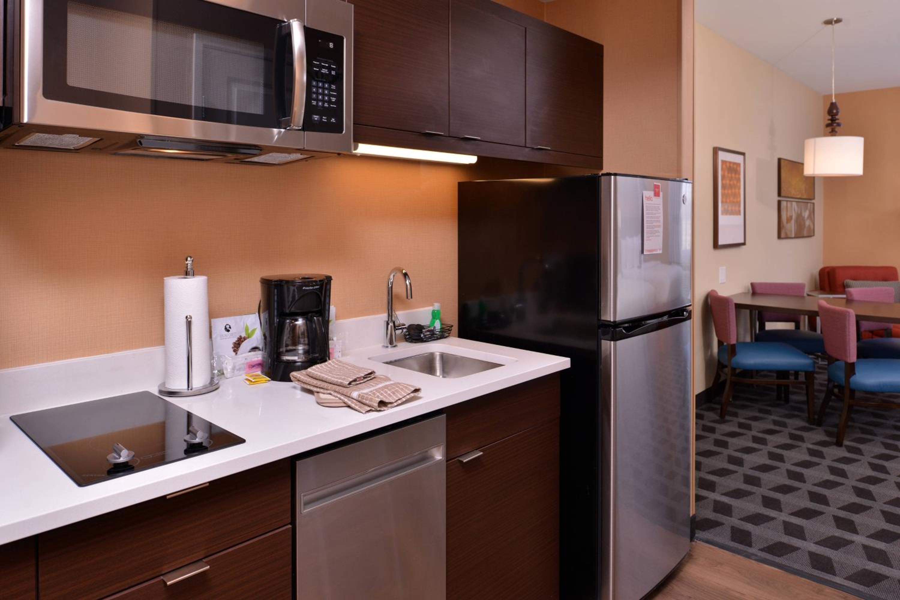 Queen Studio with Adapted Tub - Mobility and Hearing Accessible