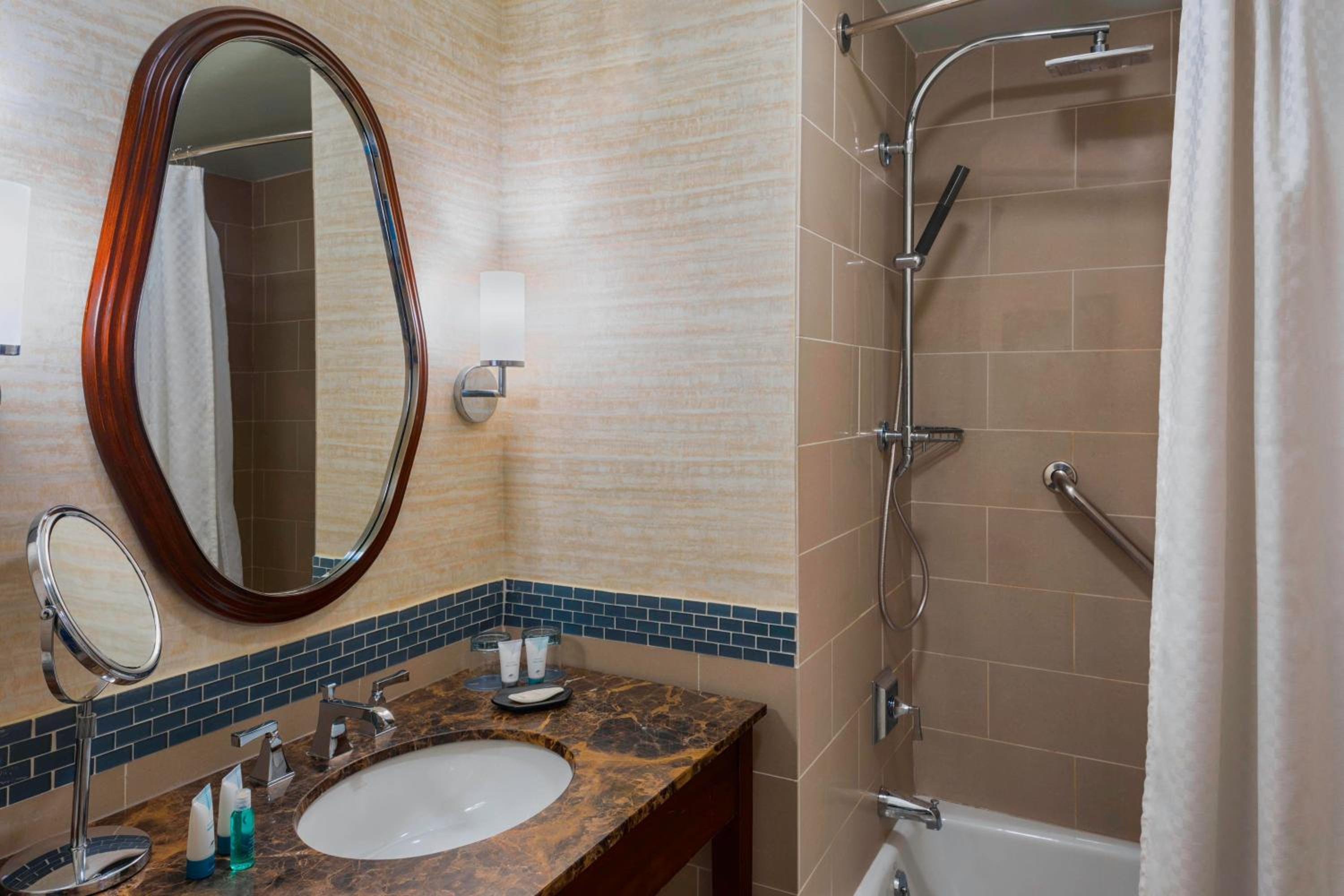Traditional King Room with Roll-in Shower - Mobility and Hearing Accessible - Photo 3