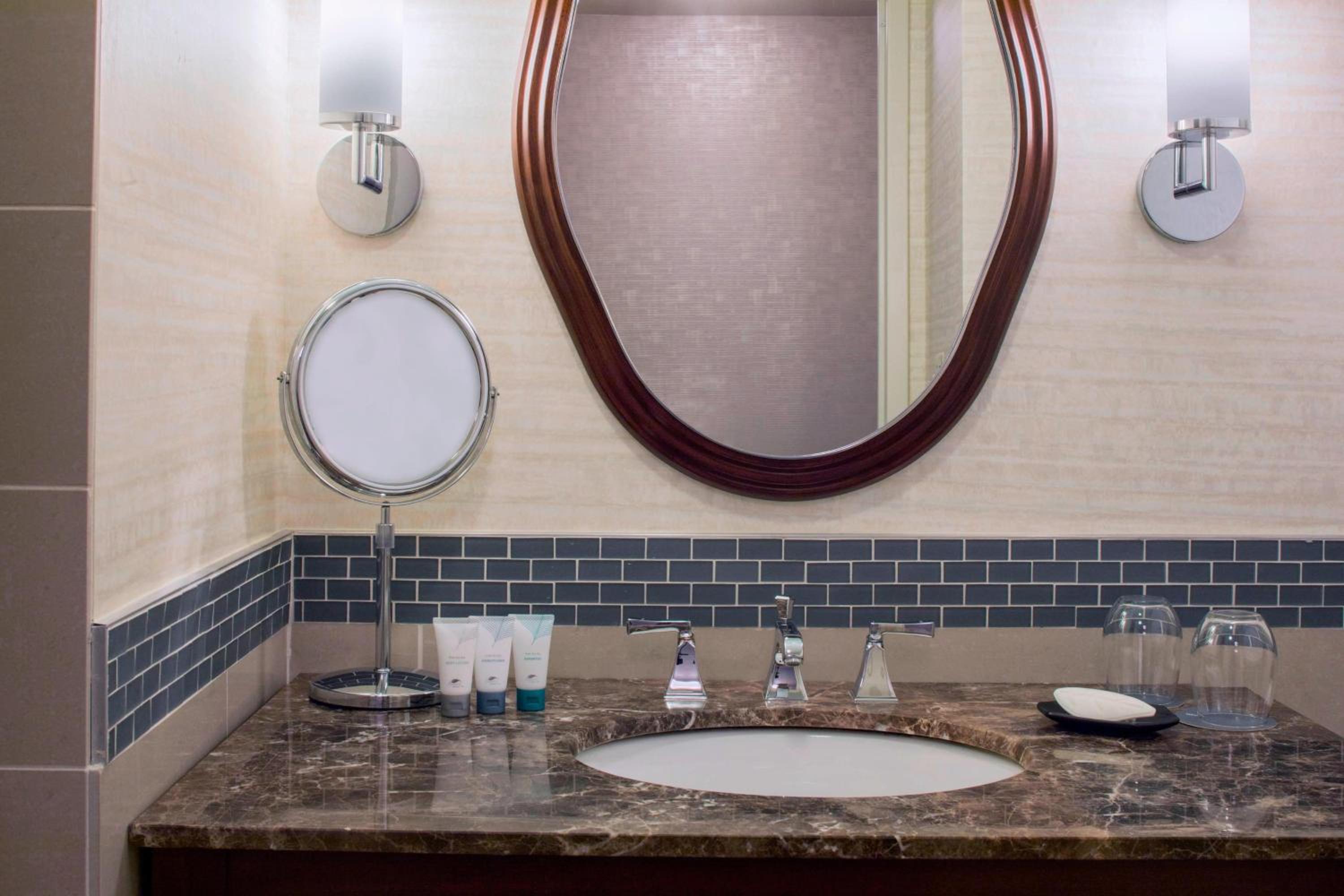 Traditional King Room with Roll-in Shower - Mobility and Hearing Accessible - Photo 2