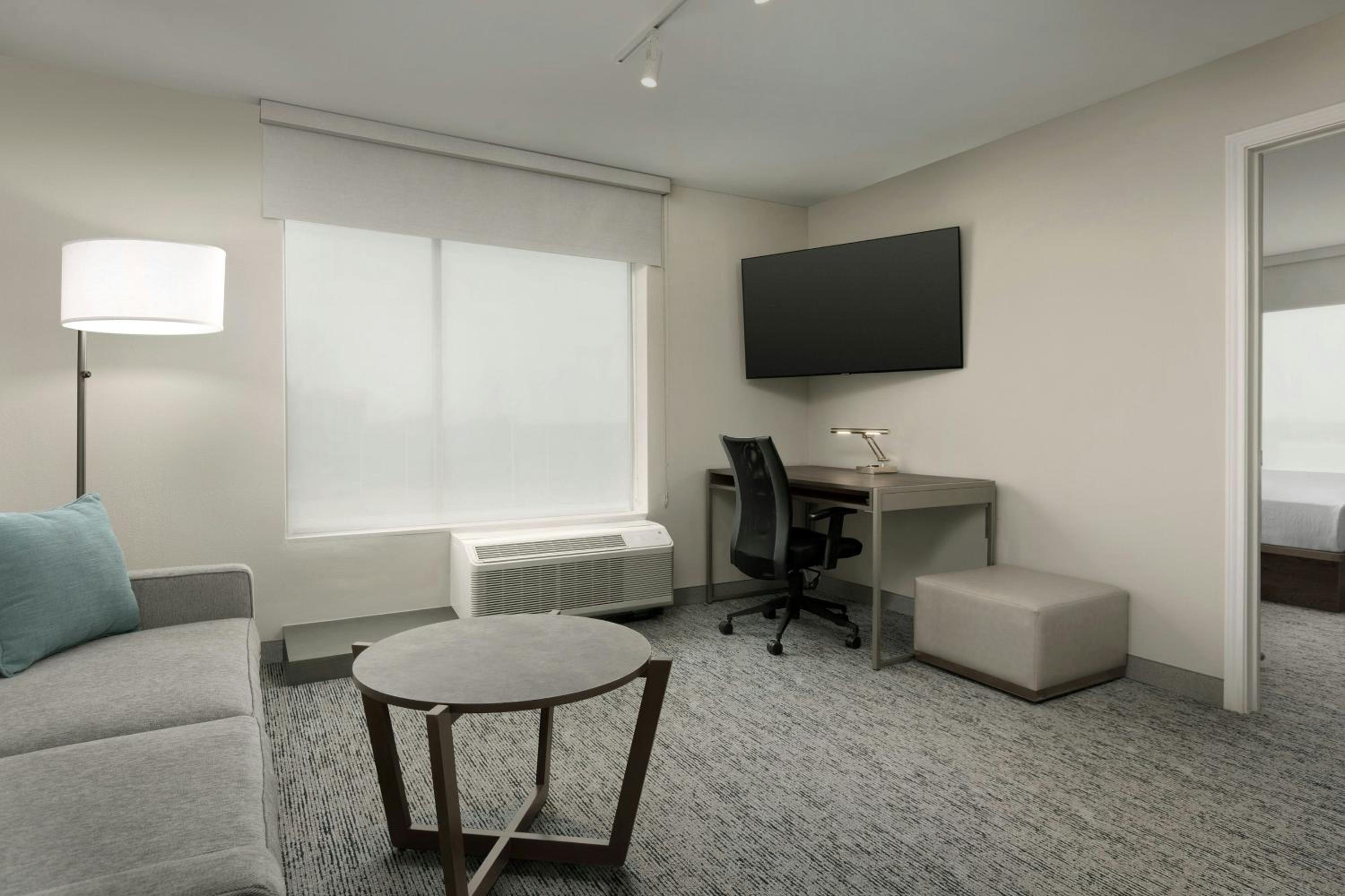 One-Bedroom Queen Suite with Sofa Bed and Adapted Tub - Mobility and Hearing Accessible