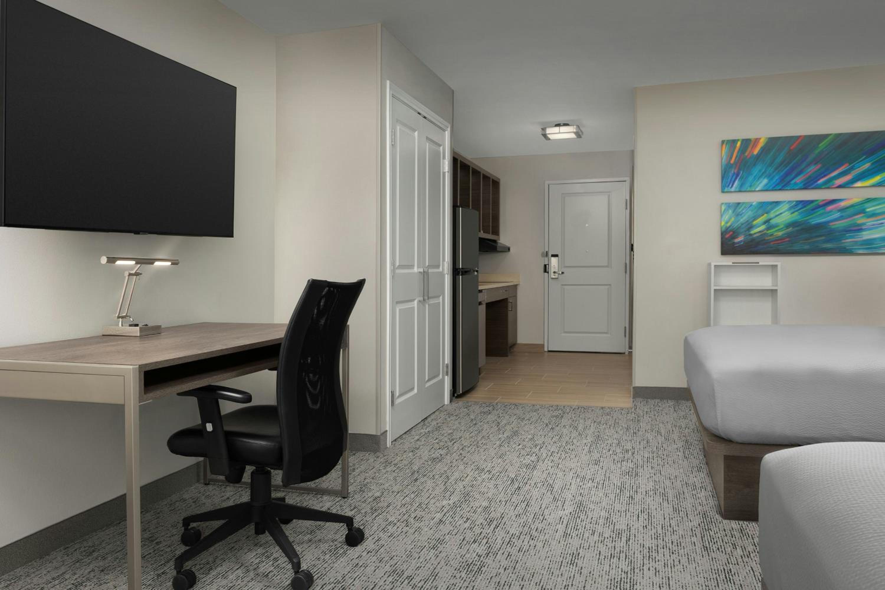 Studio with Two Queen Beds - Hearing Accessible - Photo 8