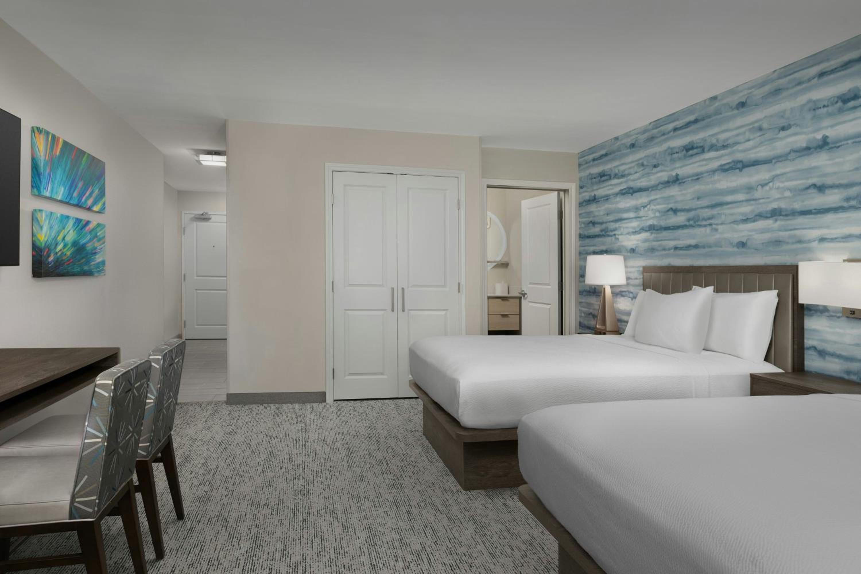 Studio with Two Queen Beds - Hearing Accessible - Photo 12