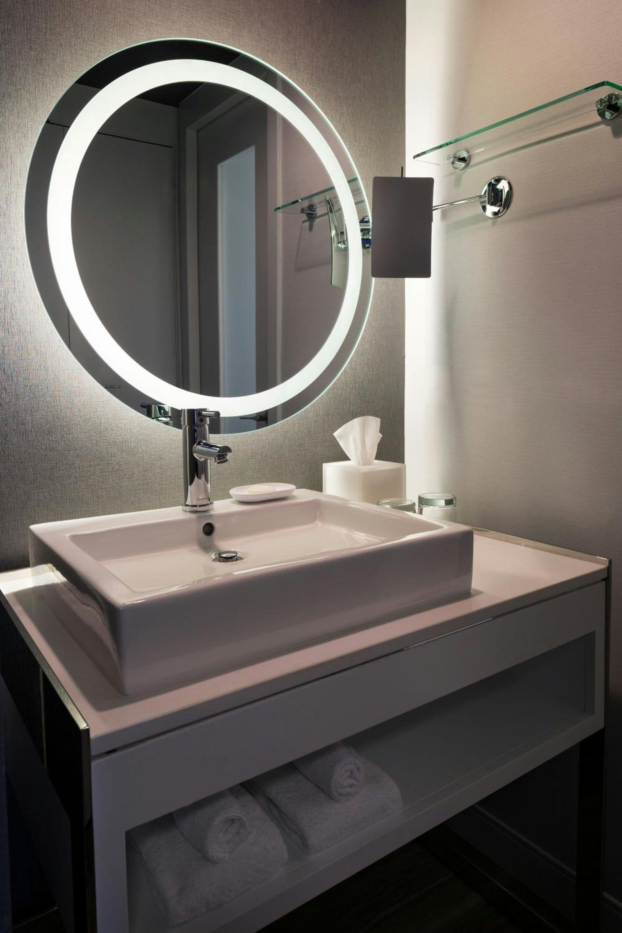 Deluxe King Room - Photo 6