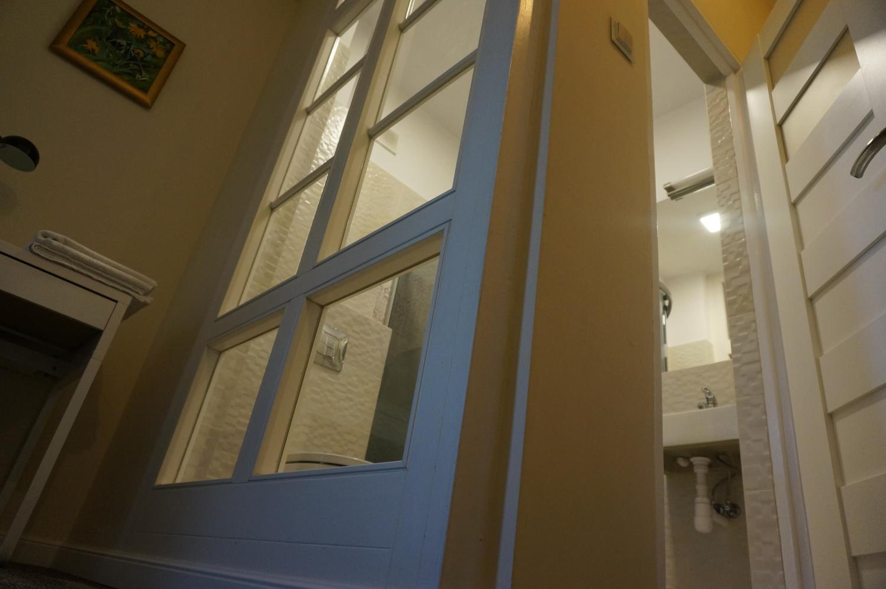 Double or Twin Room with City View - Photo 5