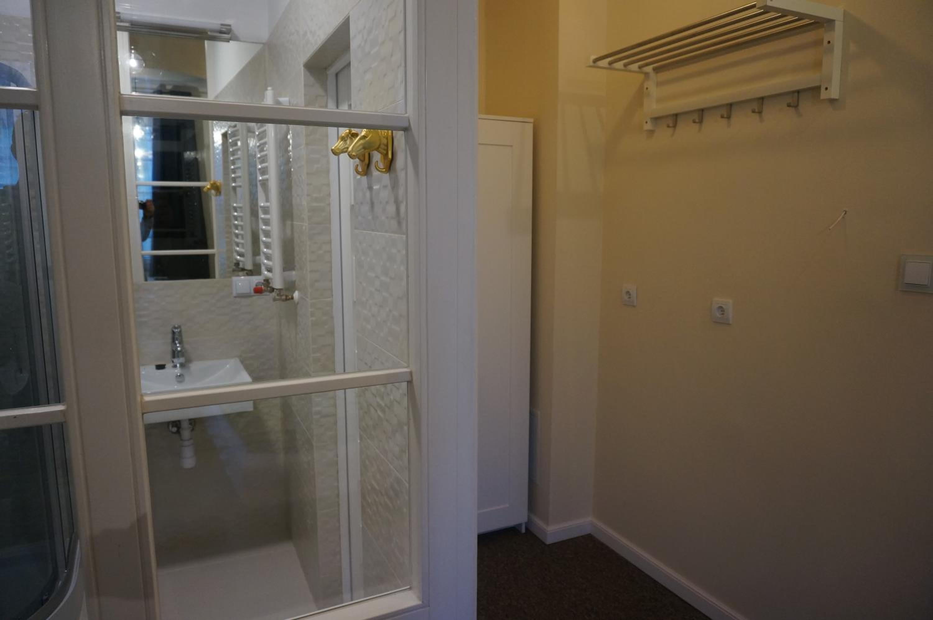 Double or Twin Room with City View - Photo 3