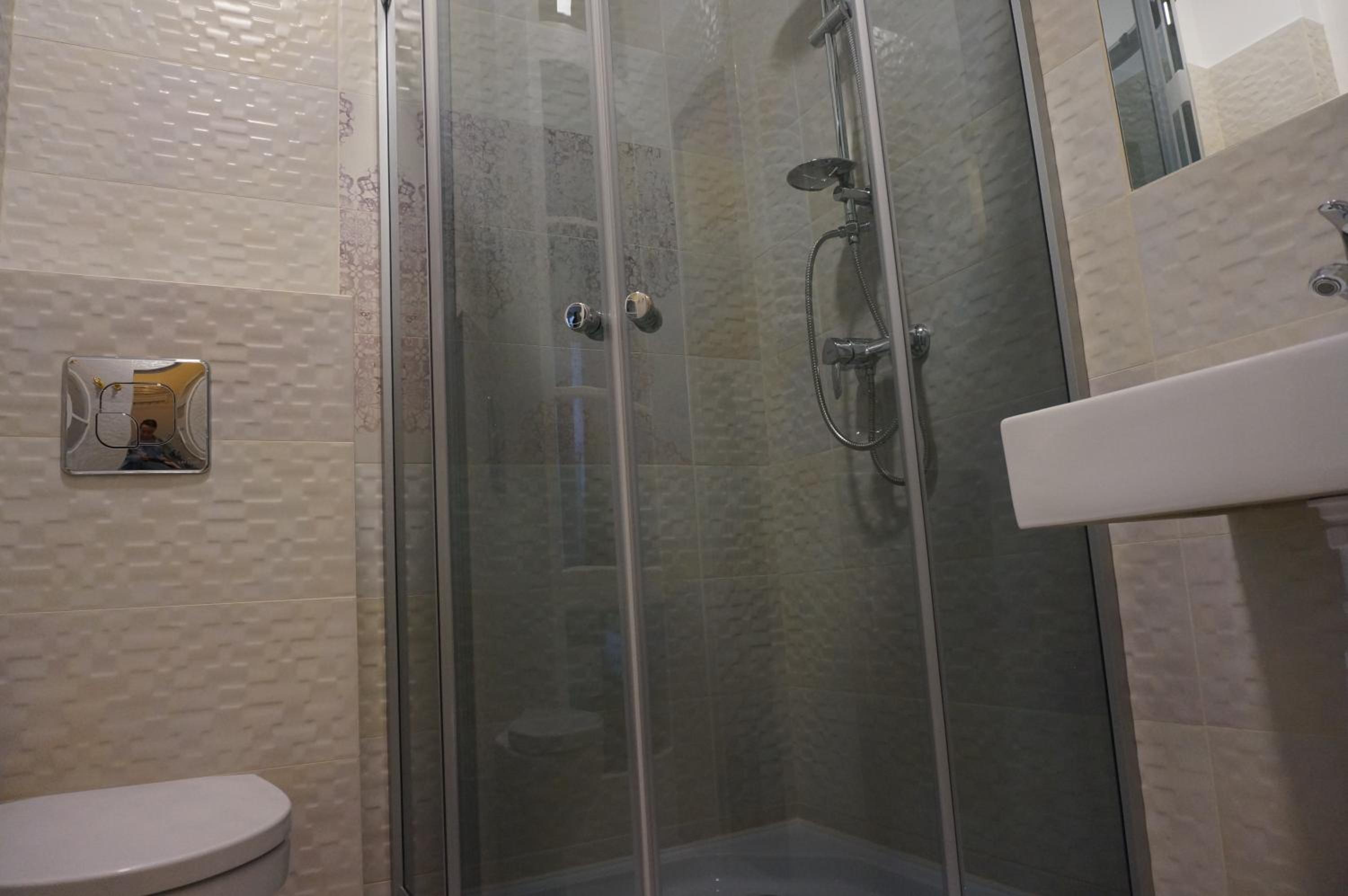 Double or Twin Room with City View - Photo 4