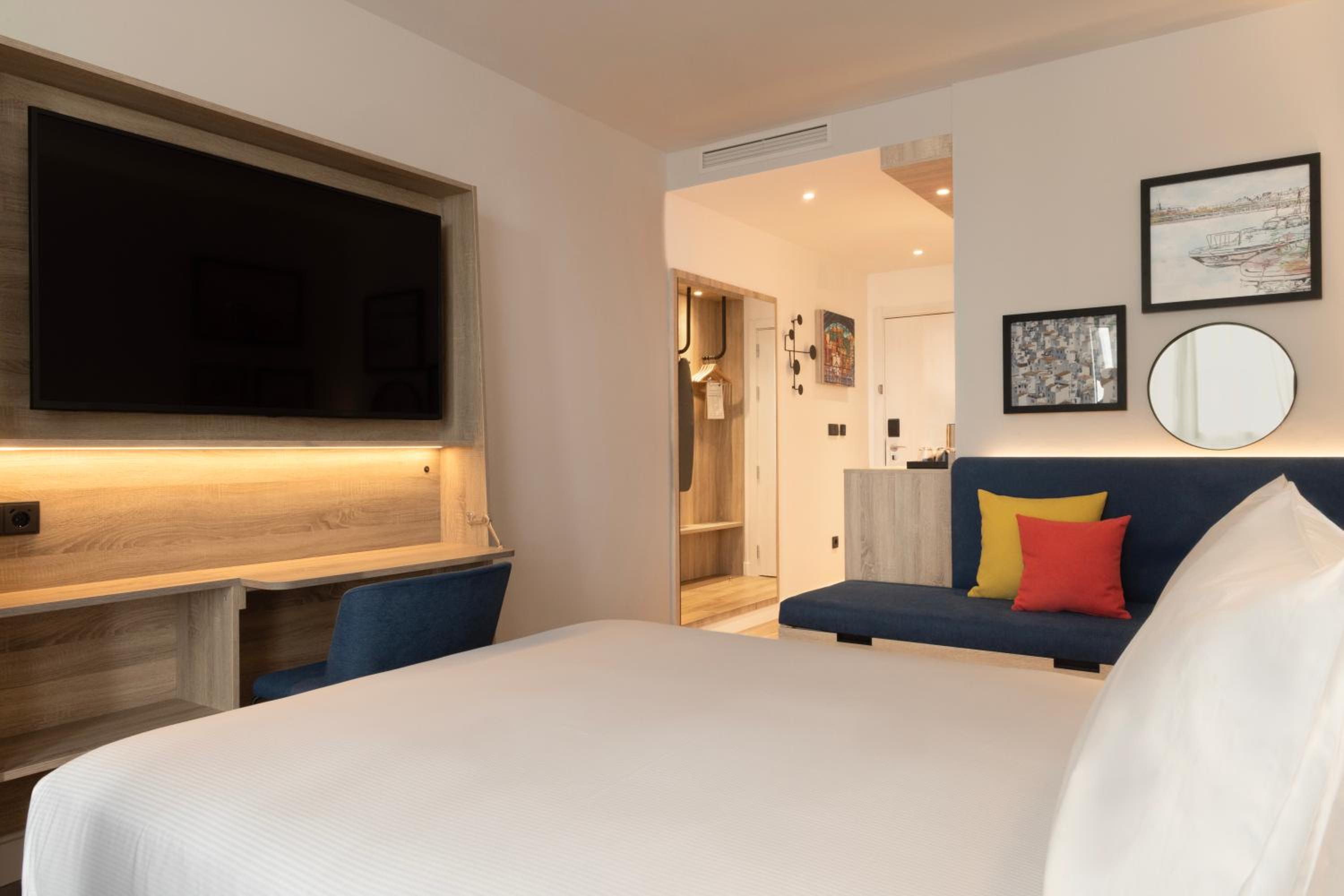 Queen Room with Sofa Bed - Photo 9