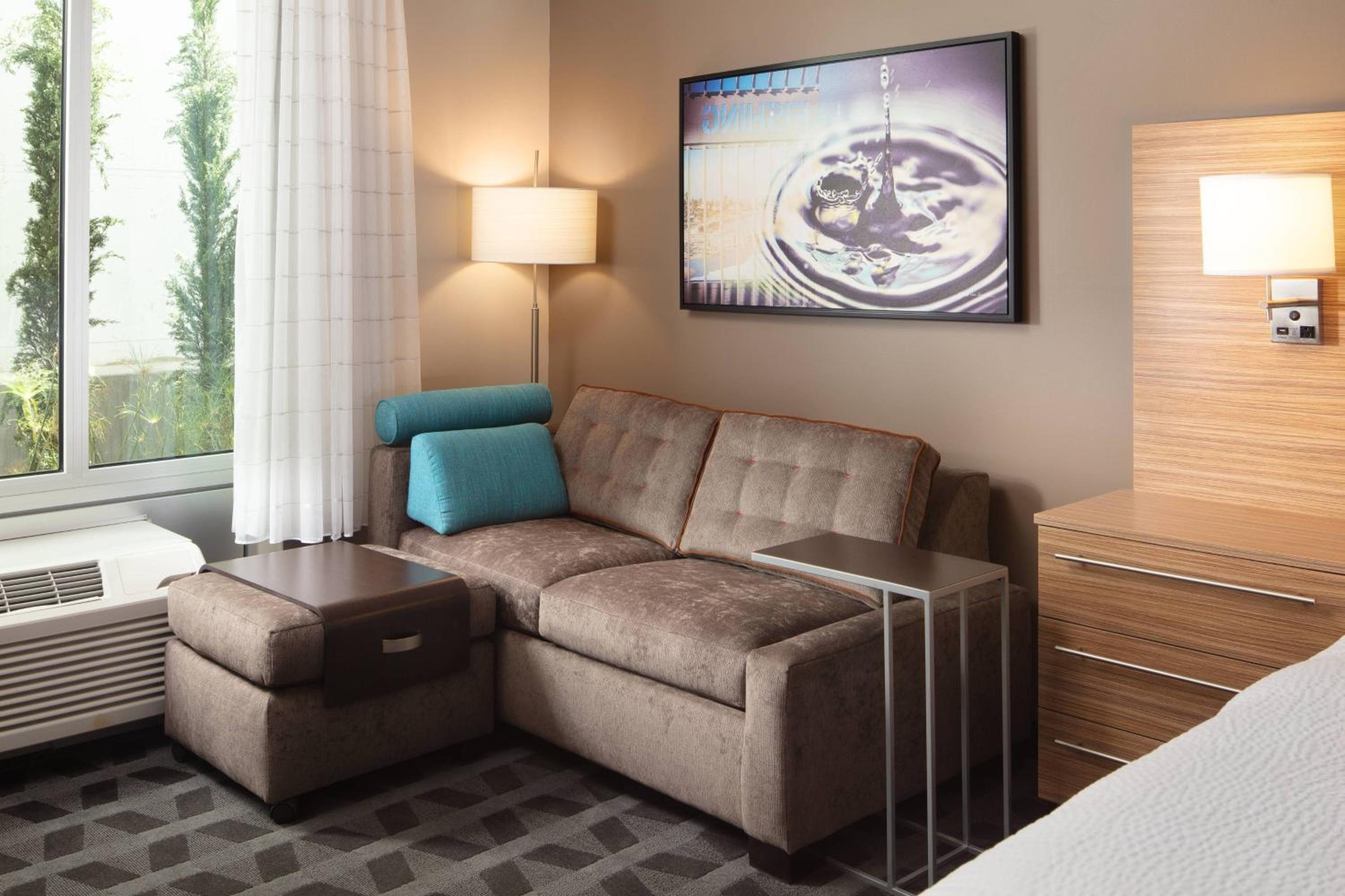 King Studio with Sofa Bed and Roll-in Shower - Mobility Accessible