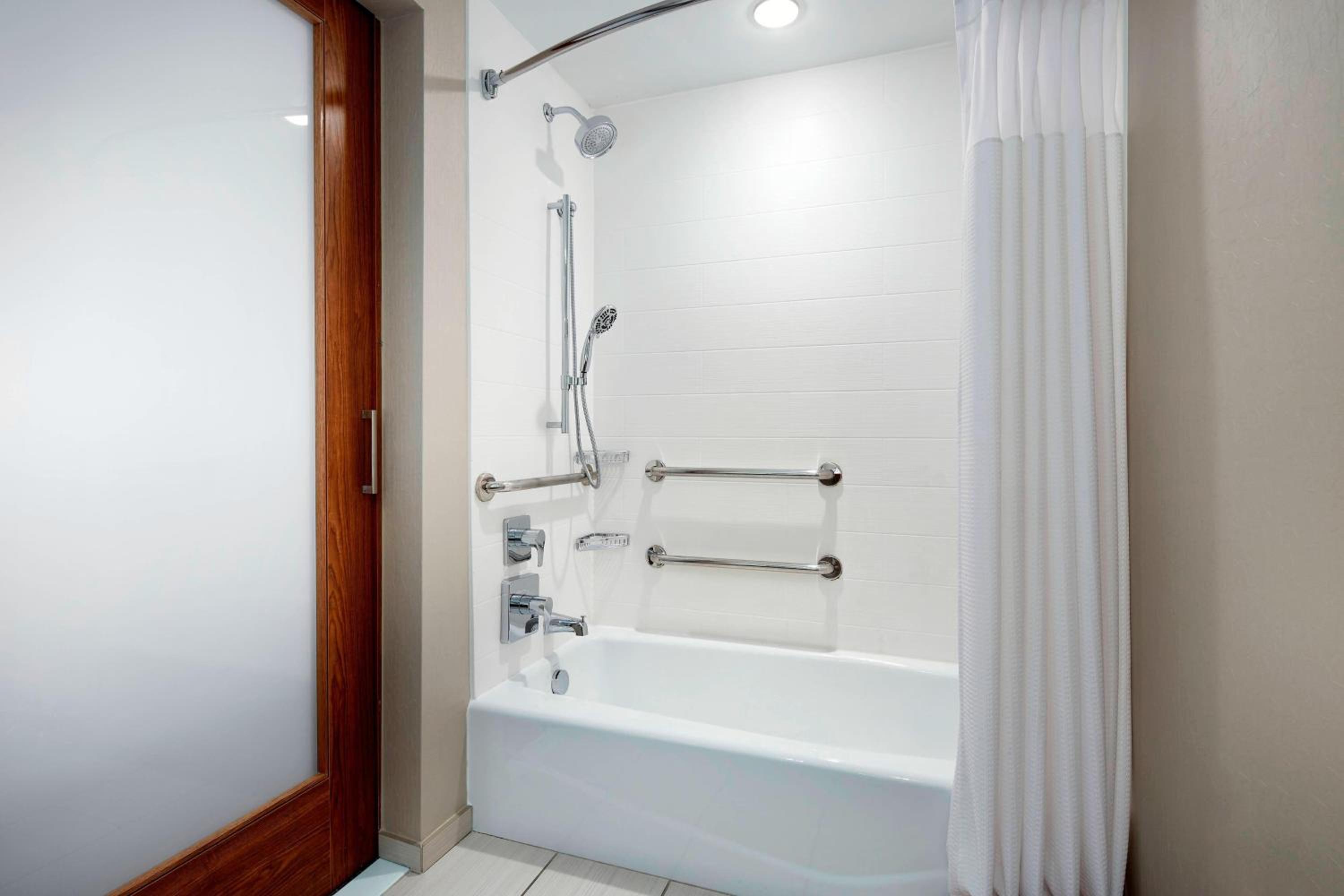 King Suite with Bathtub and Trundle Sofa - Mobility Access/Hearing Accessible - Photo 10