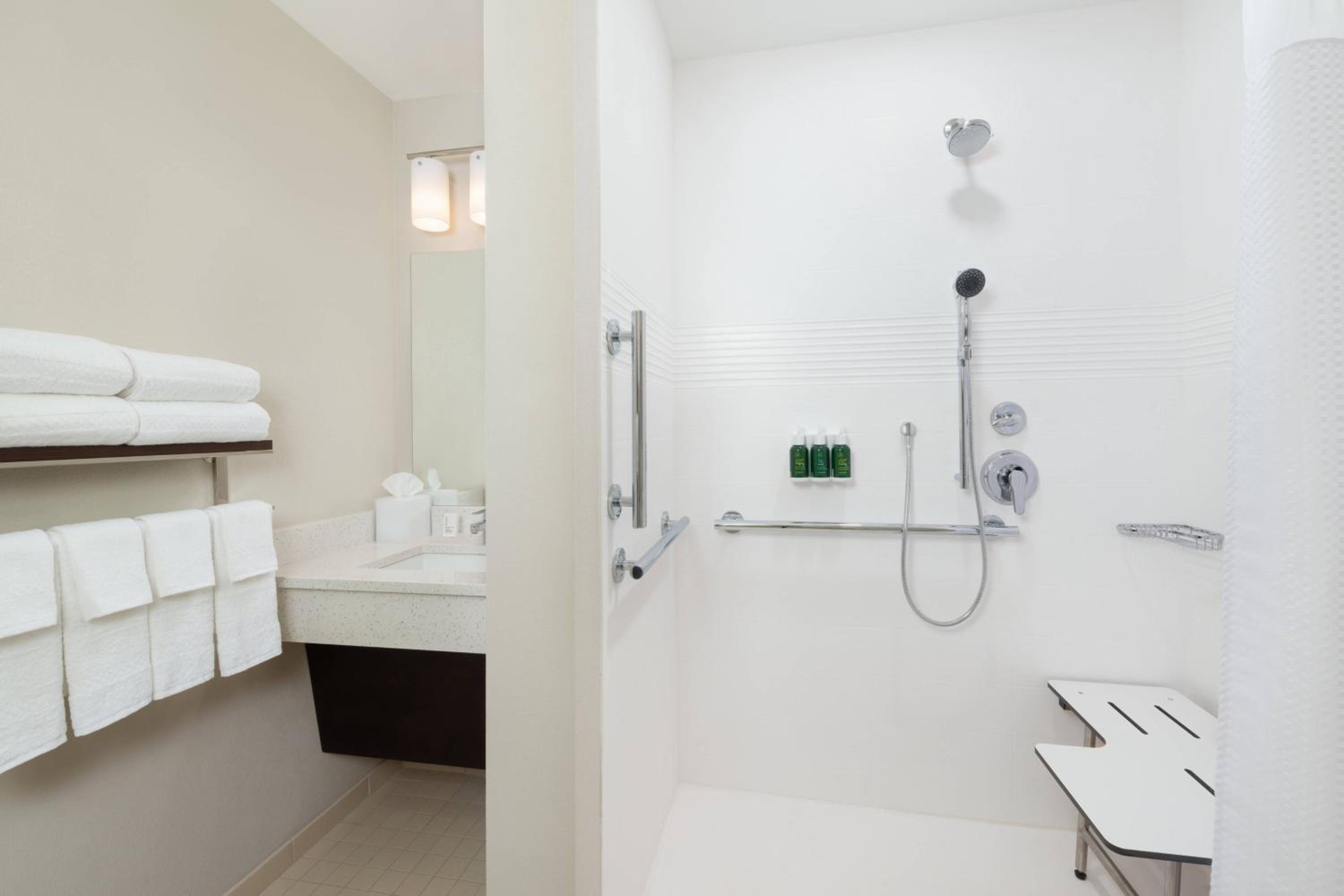 Queen Studio with Adapted Tub - Mobility Accessible photo 3