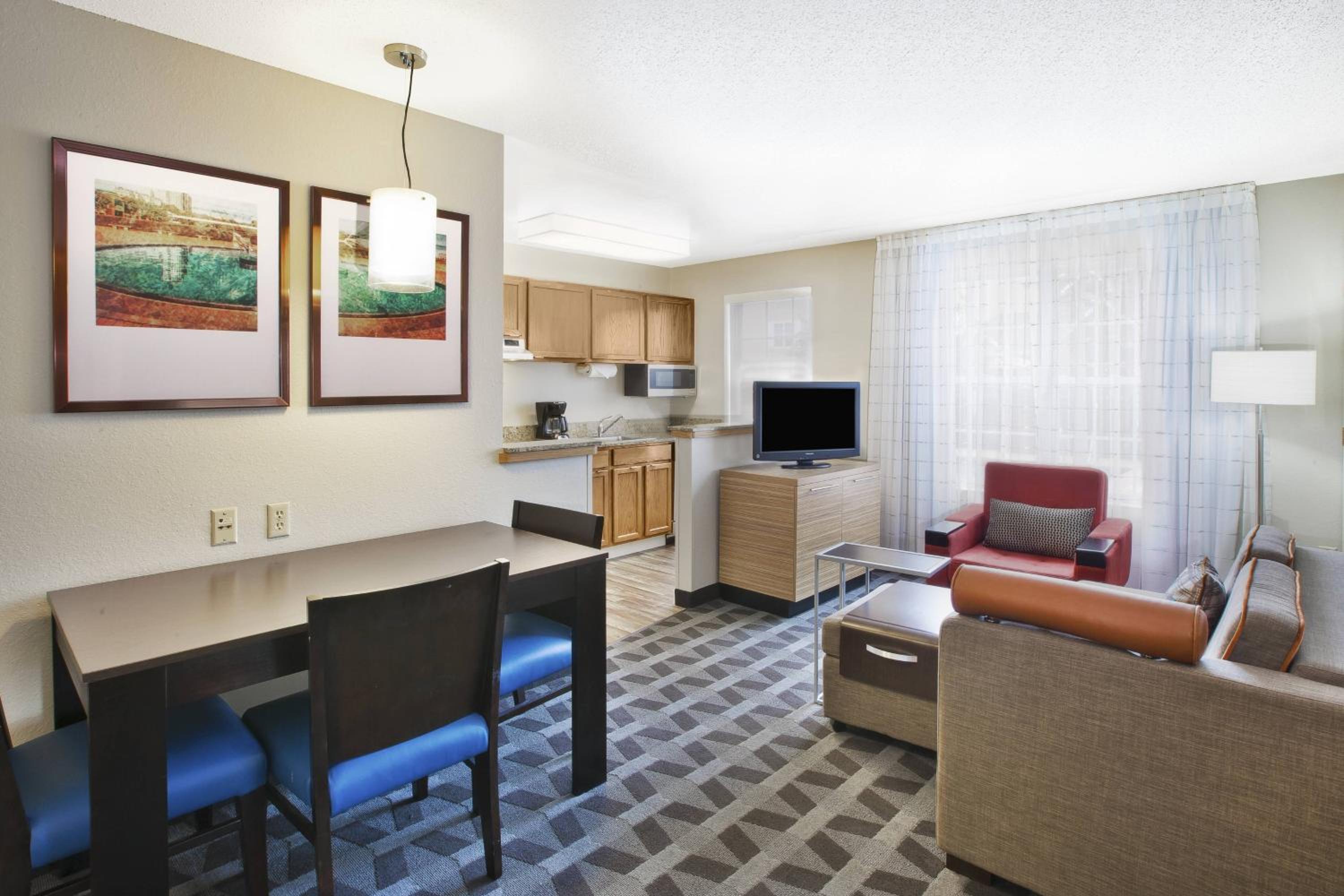 Two-Bedroom Suite - Mobility and Hearing Accessible with Tub photo 2