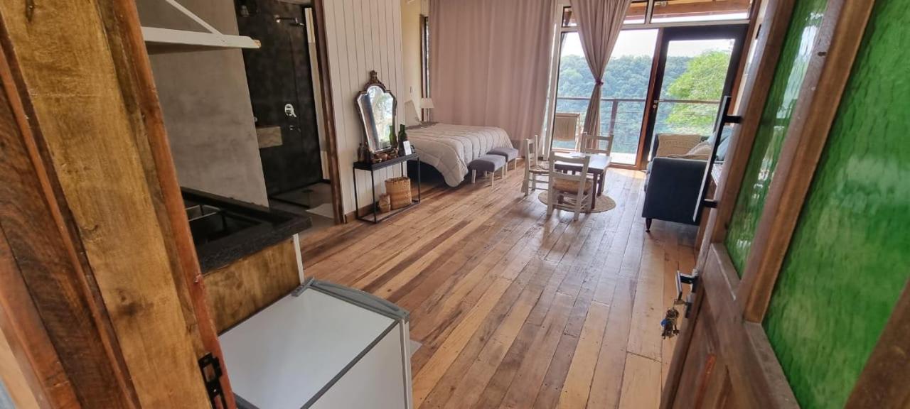 Deluxe Queen Suite
