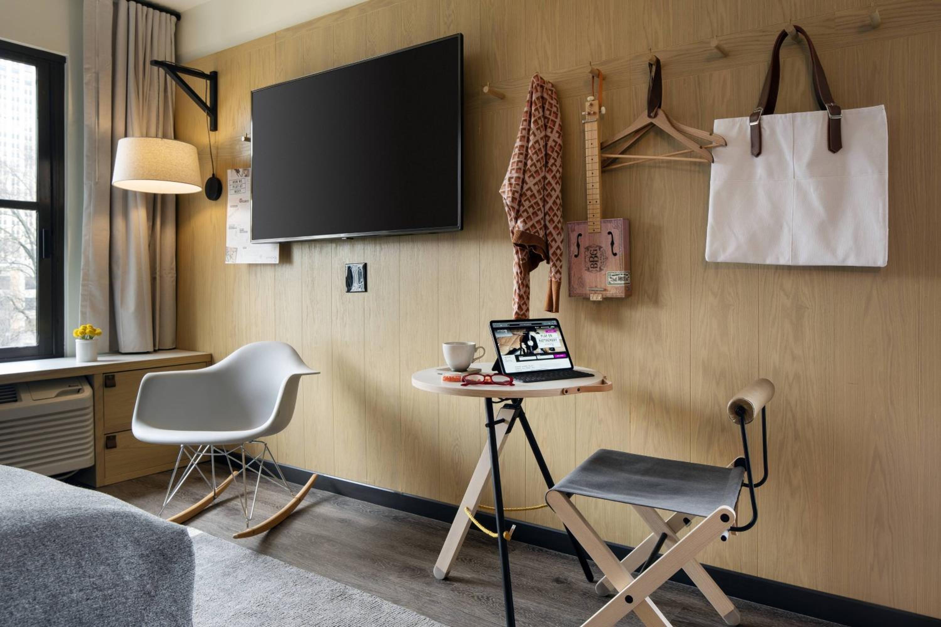 245 SQ FT (23 SQM), Larger Guest room, 1 King (Mobility &amp; Hearing Accessible w/ Roll-in Shower) - Photo 2