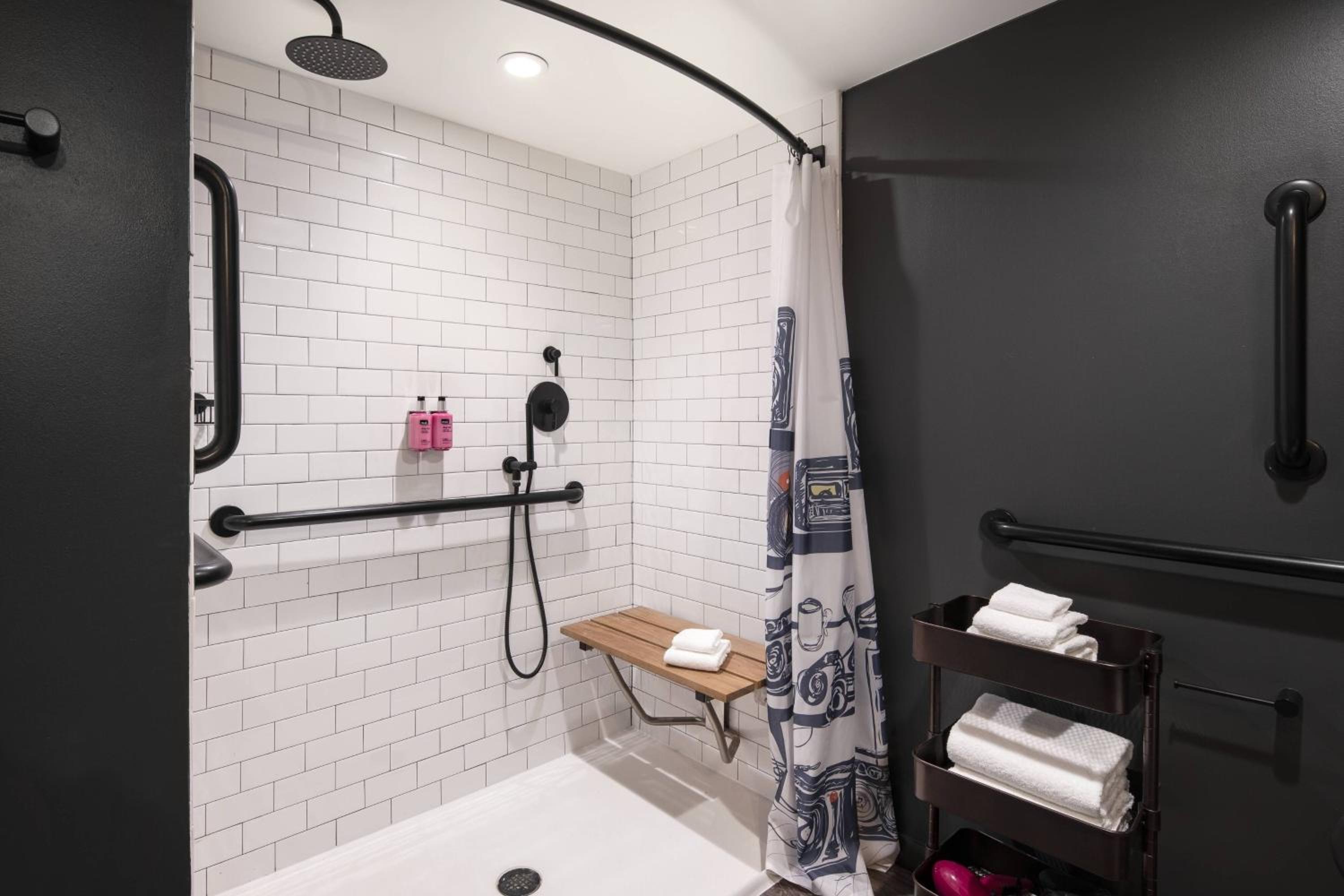 245 SQ FT (23 SQM), Larger Guest room, 2 Double (Hearing Accessible) - Photo 5