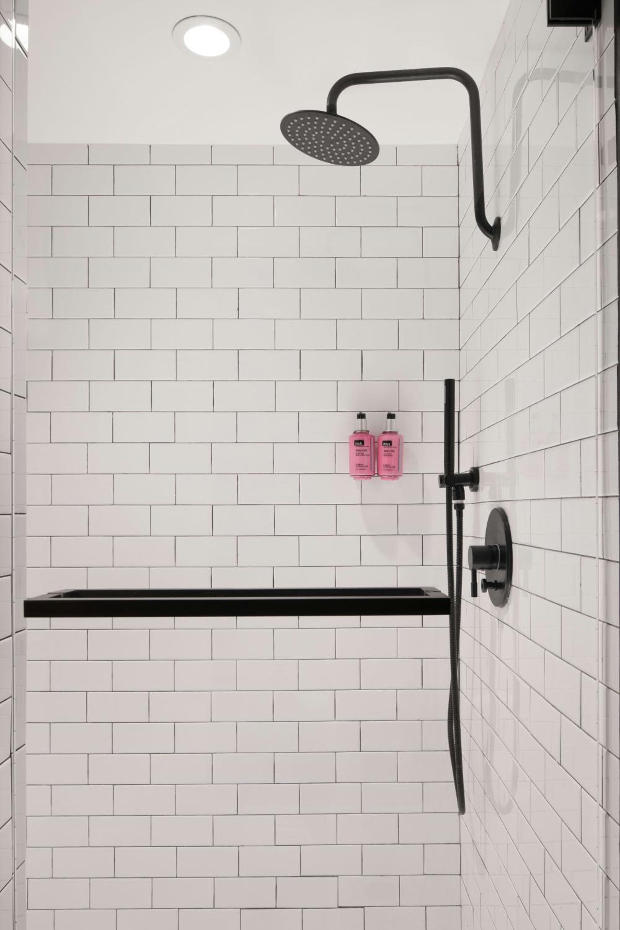 245 SQ FT (23 SQM), Larger Guest room, 2 Double (Hearing Accessible) - Photo 6
