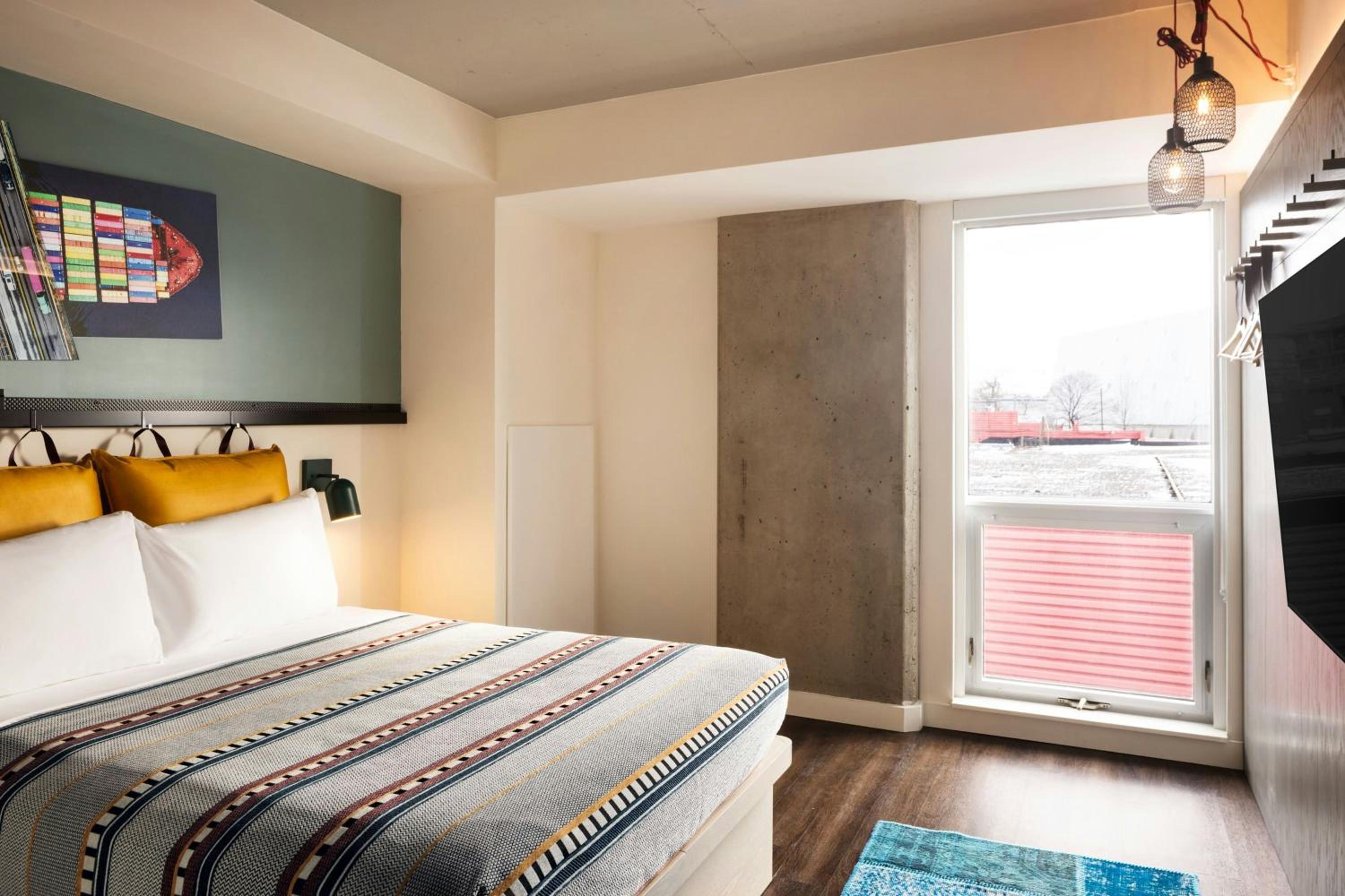 Queen Room with Roll-In Shower - Mobility Access/Hearing Accessible photo 3