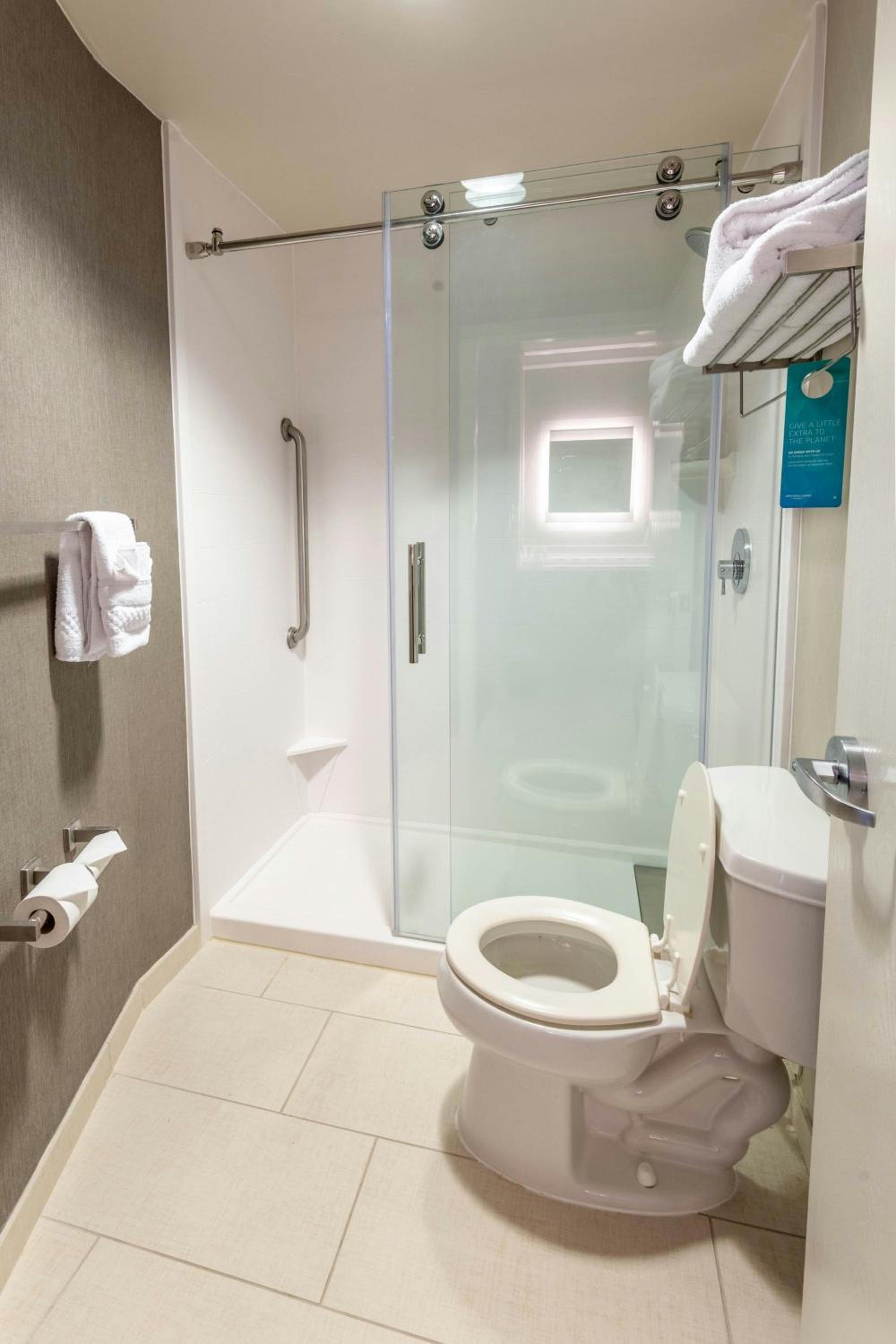 Newly Renovated, Suite, 1 King, Sofa bed (Mobility Accessible w/ Tub) - Photo 4