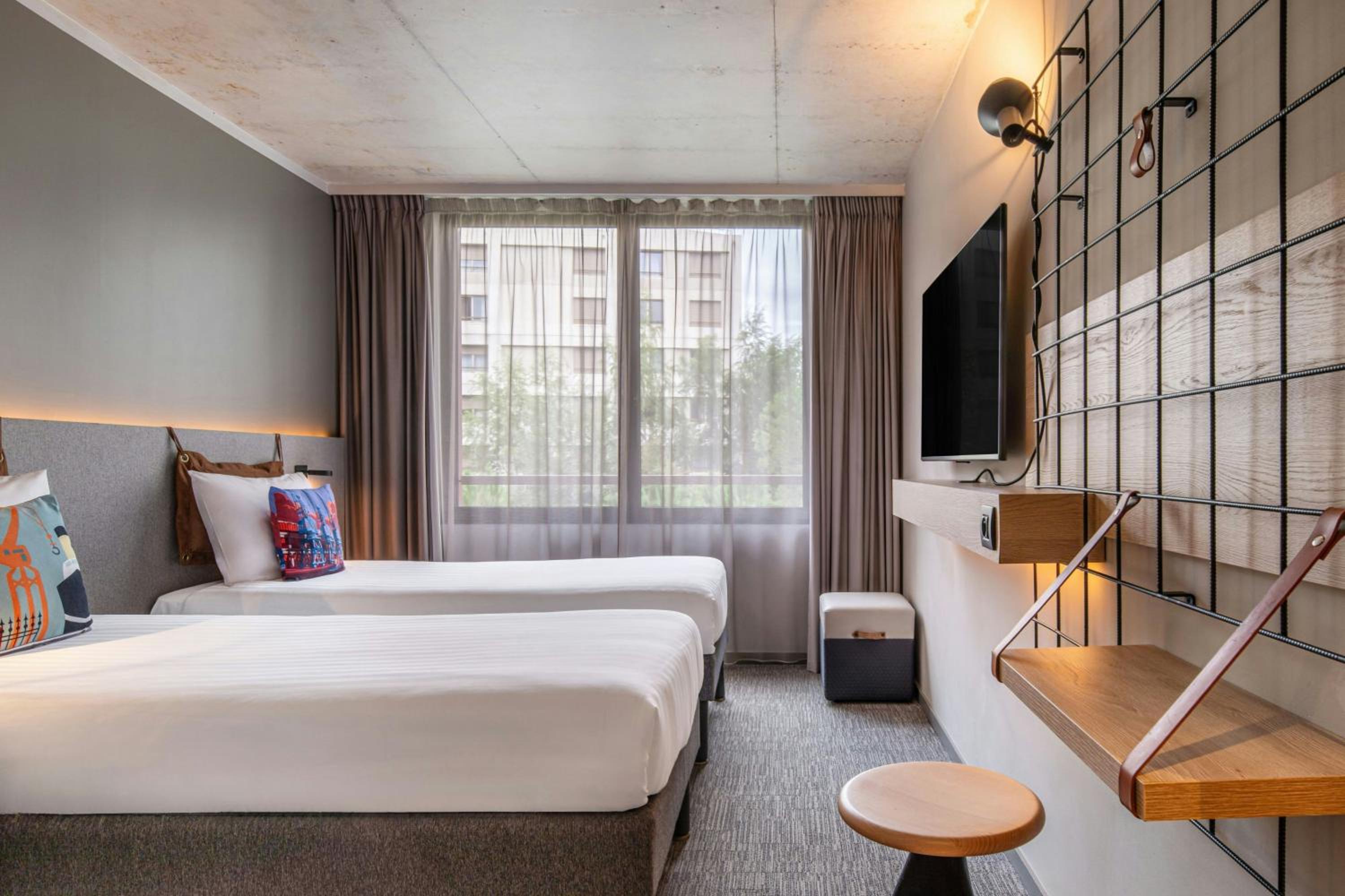 Moxy Sleeper Room with 2 Twin/Single Bed(s)