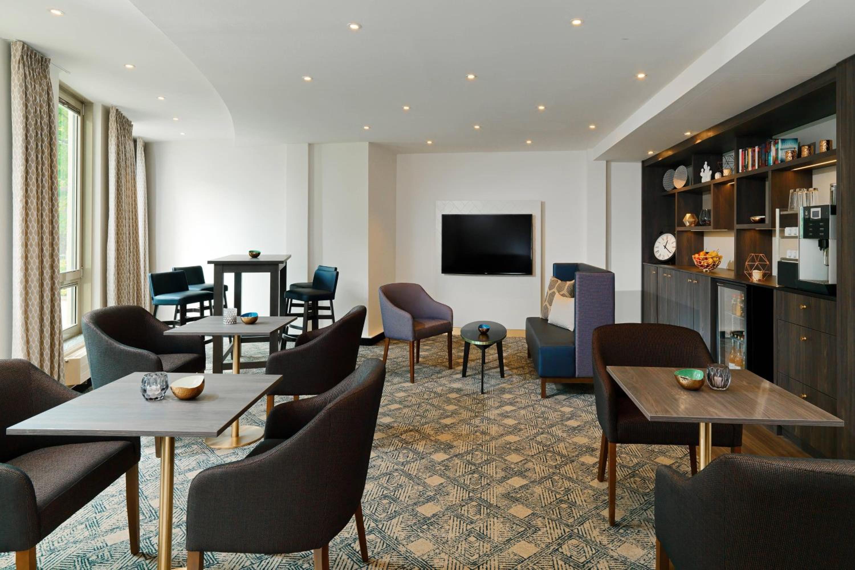 One-Bedroom King Suite with Sofa Bed - Photo 8
