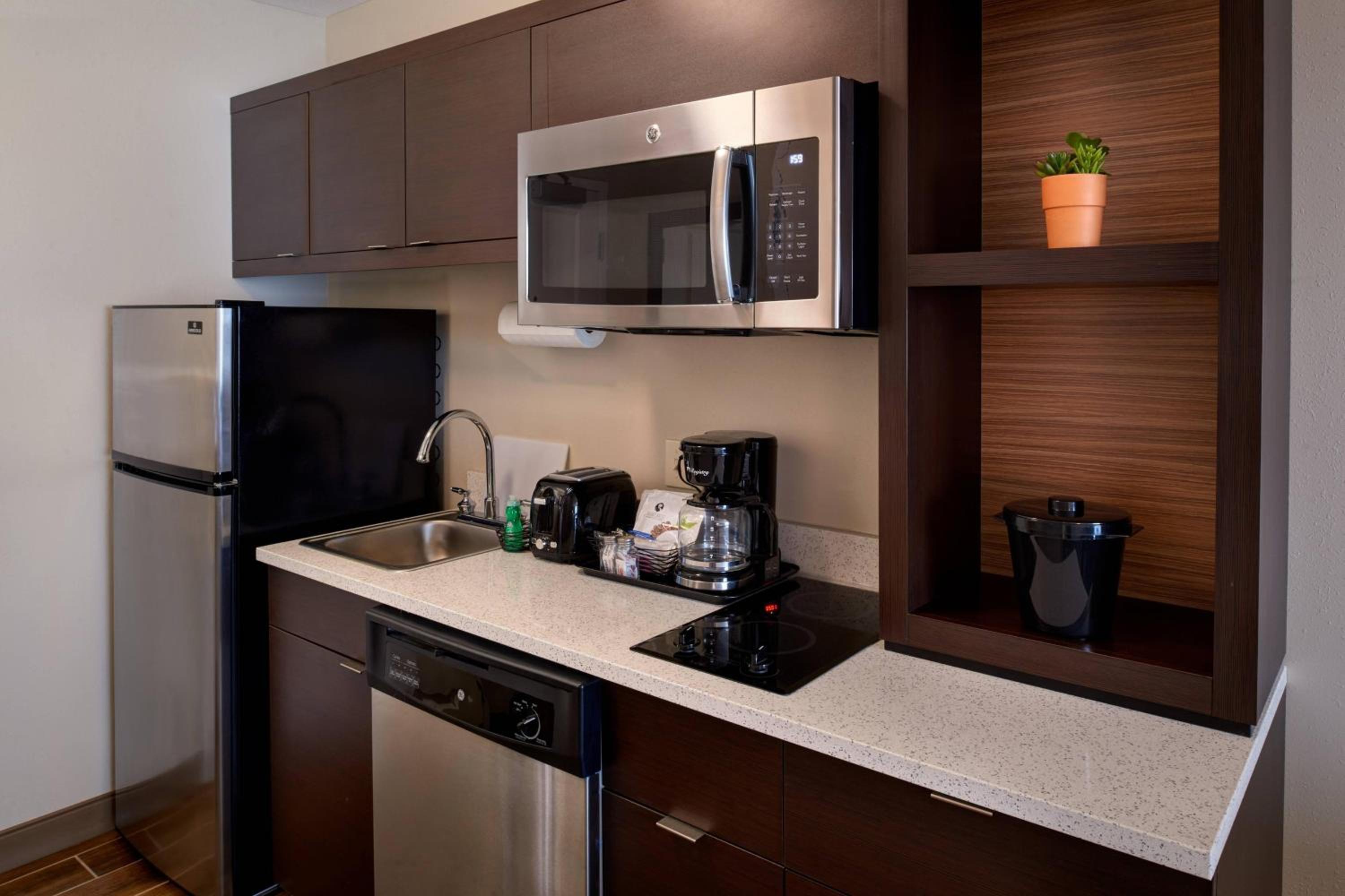 Studio with Two Queen Beds and Roll-In Shower - Mobility and Hearing Accessible photo 3