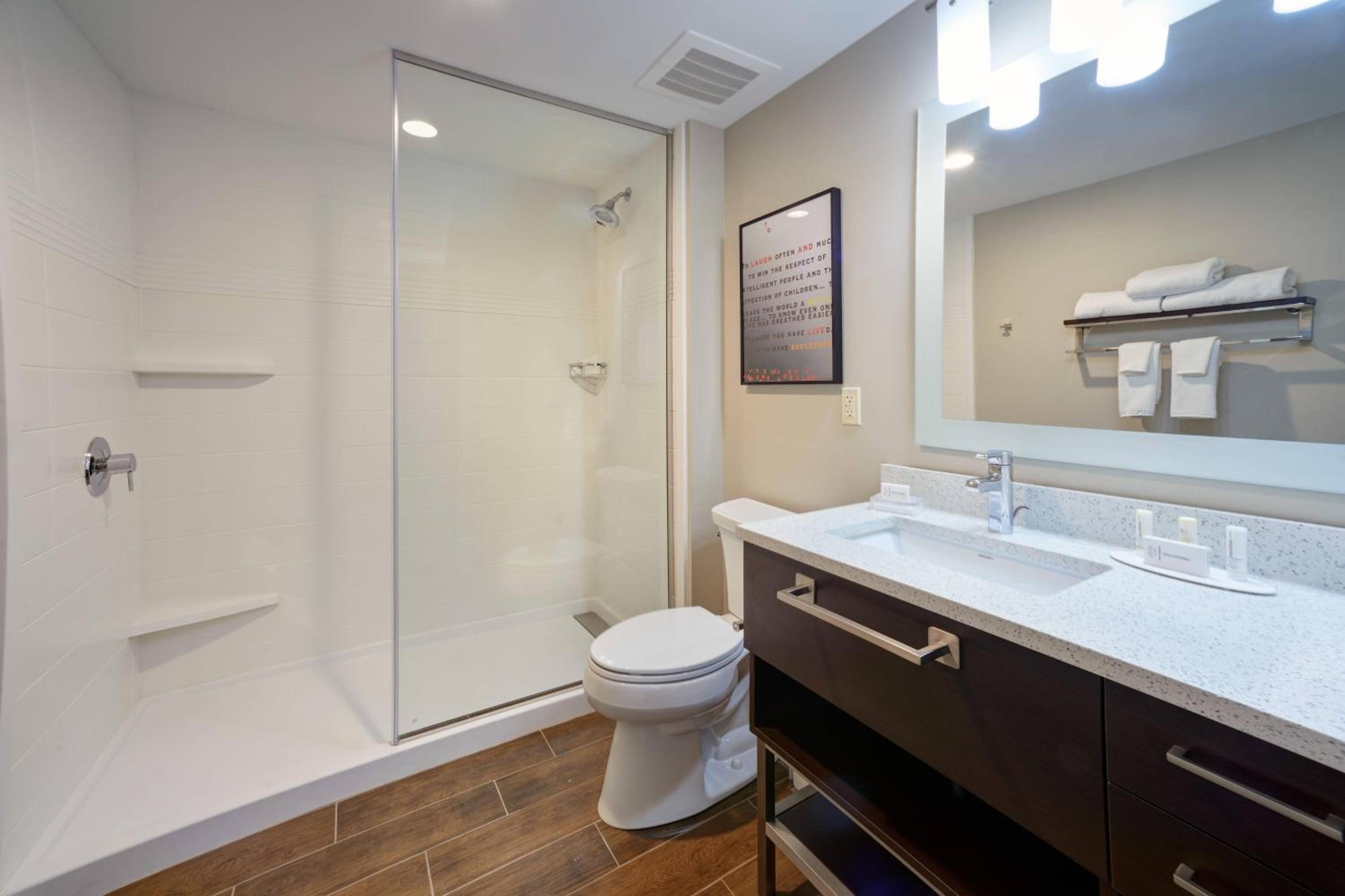 King Room with Tub - Mobility and Hearing Accessible photo 3