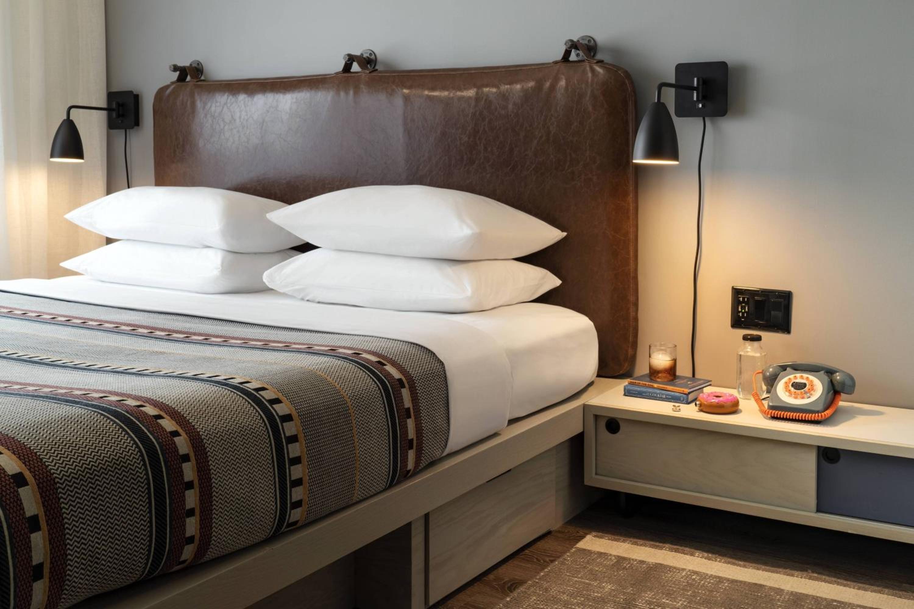King Room with Balcony - Hearing Accessible - Photo 1