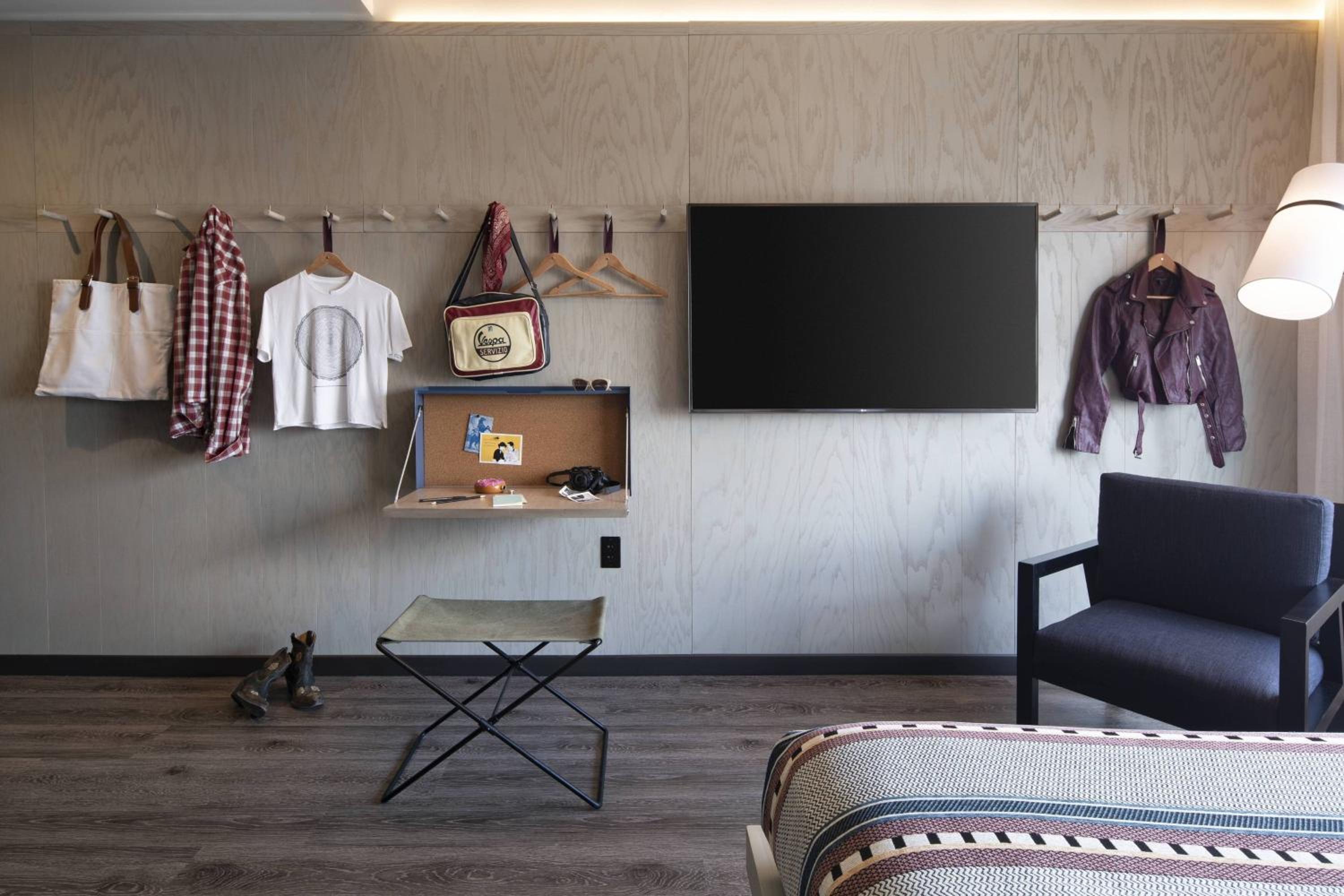King Room with Balcony - Hearing Accessible - Photo 2