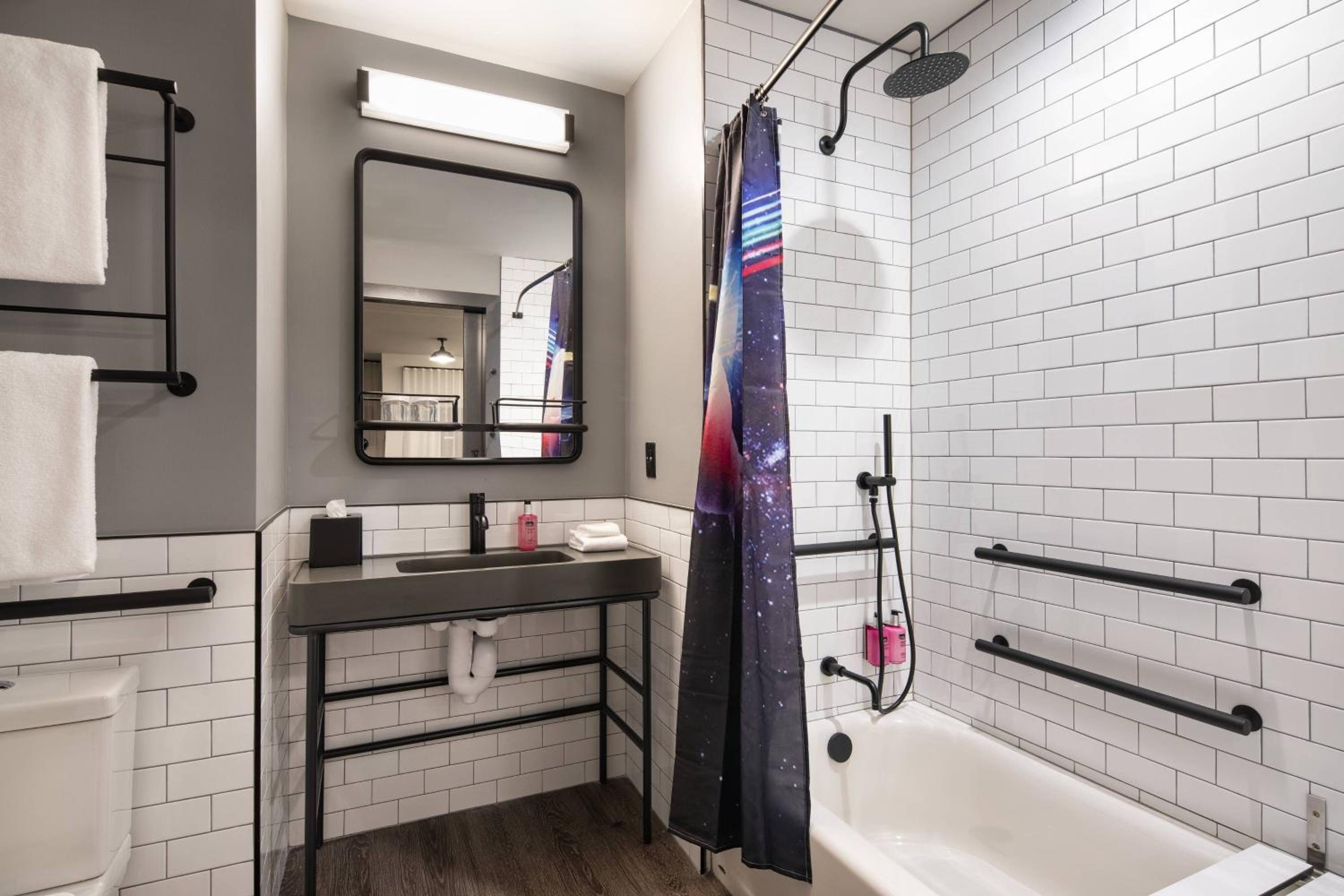 King Room with Roll-In Shower - Mobility Accessible - Photo 7